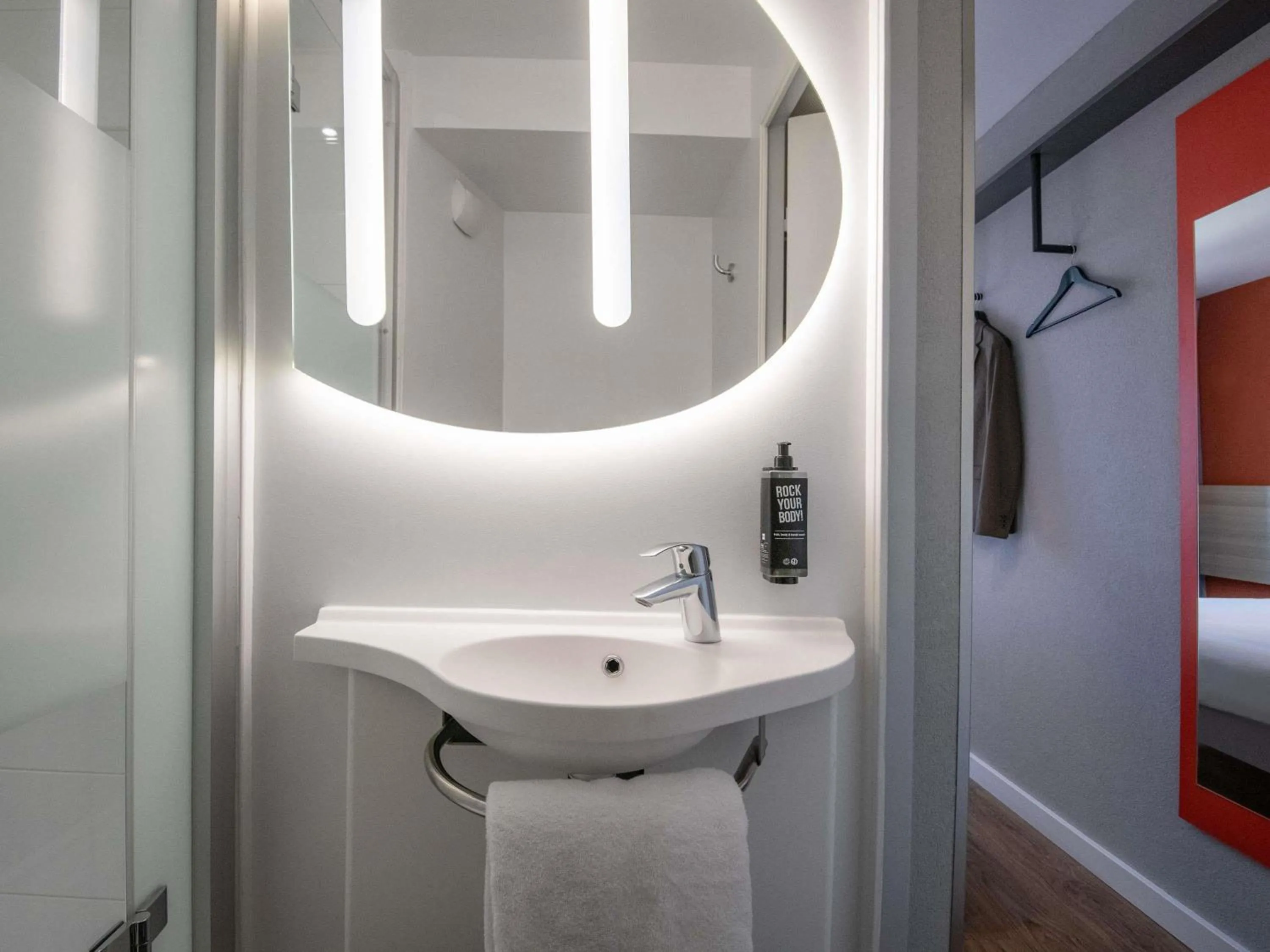 Bedroom in ibis budget Nice Aeroport