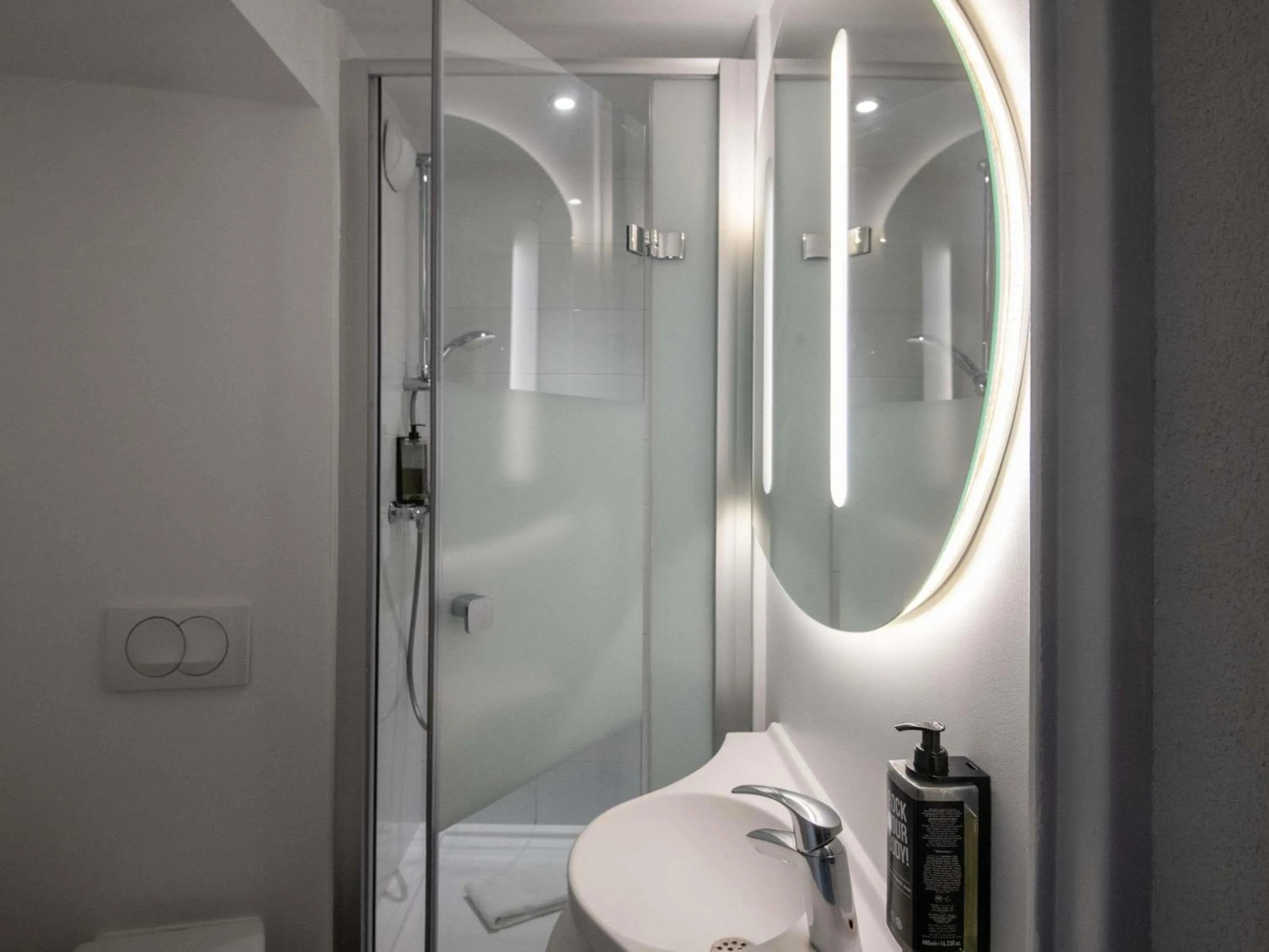 Bedroom in ibis budget Nice Aeroport