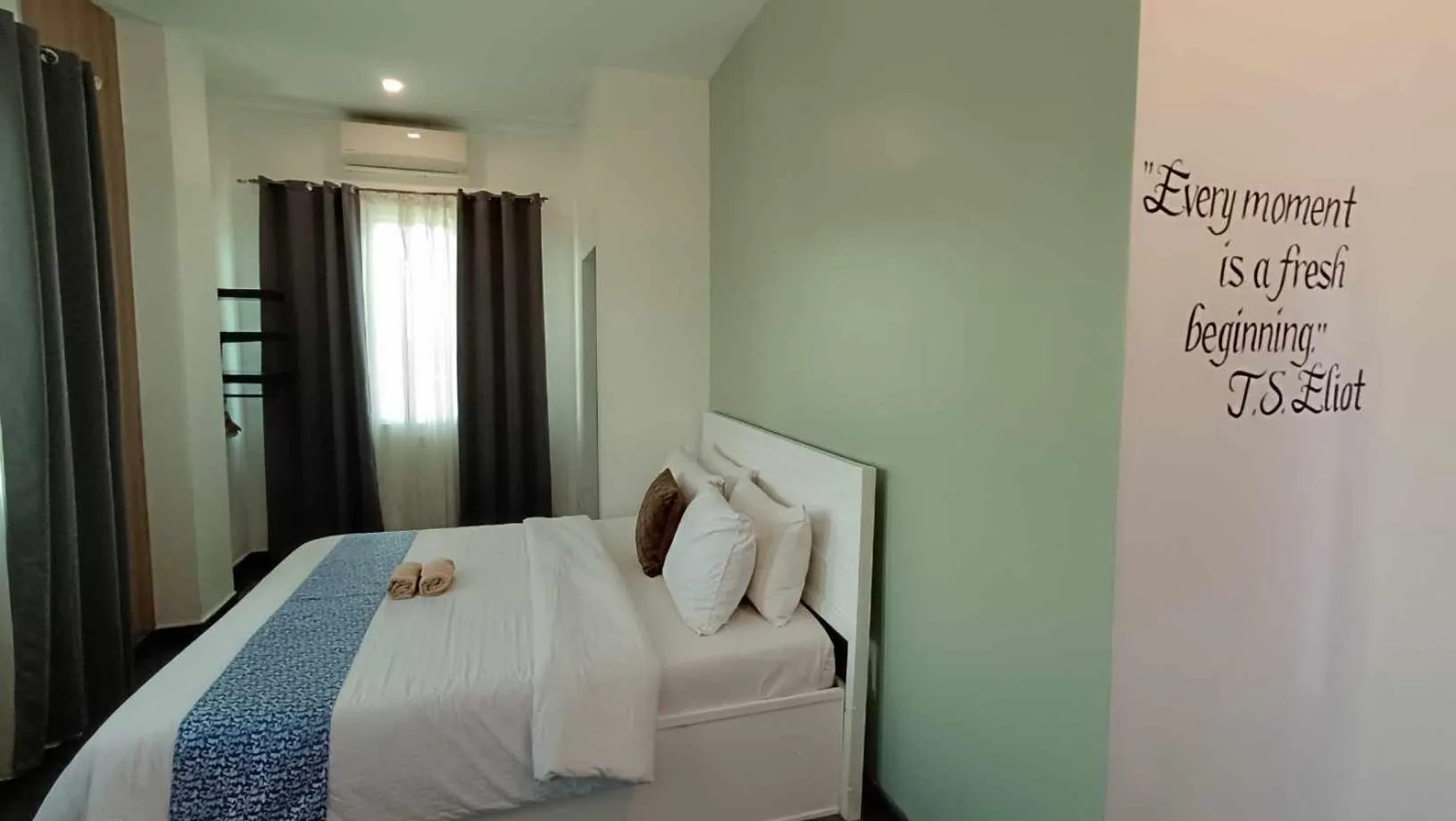 Bed in The ApplePeach House