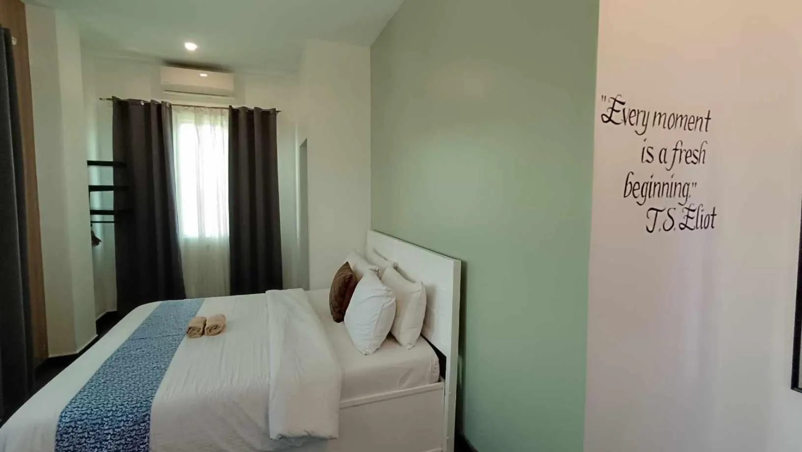 Bed in The ApplePeach House