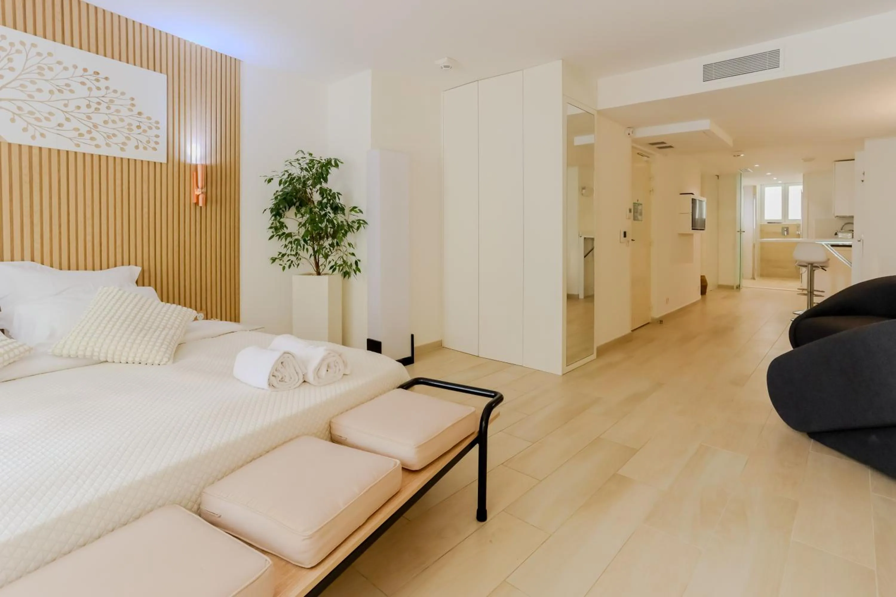 Bedroom, Bed in Traverse Des Artistes