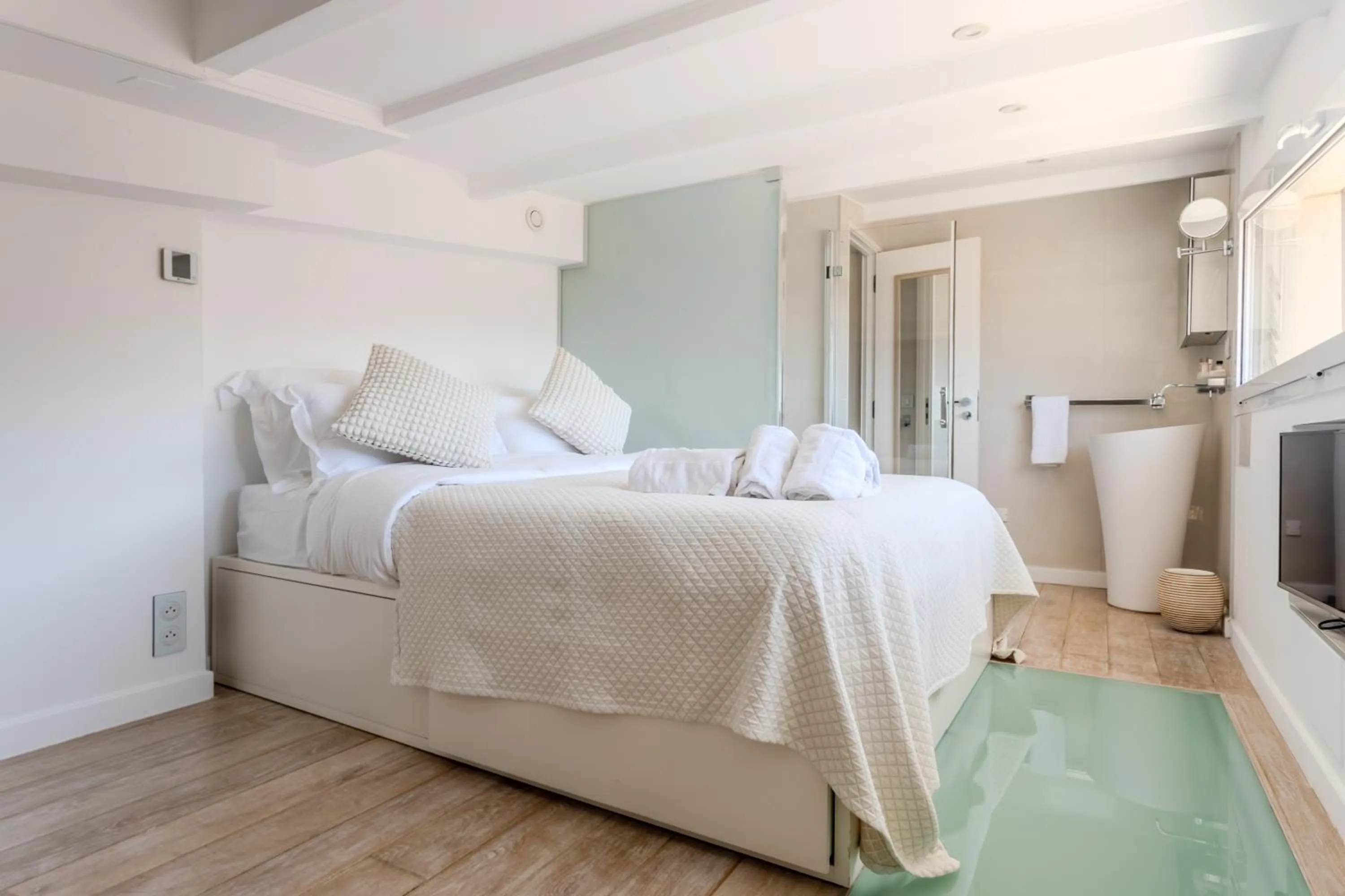 Bed in Traverse Des Artistes