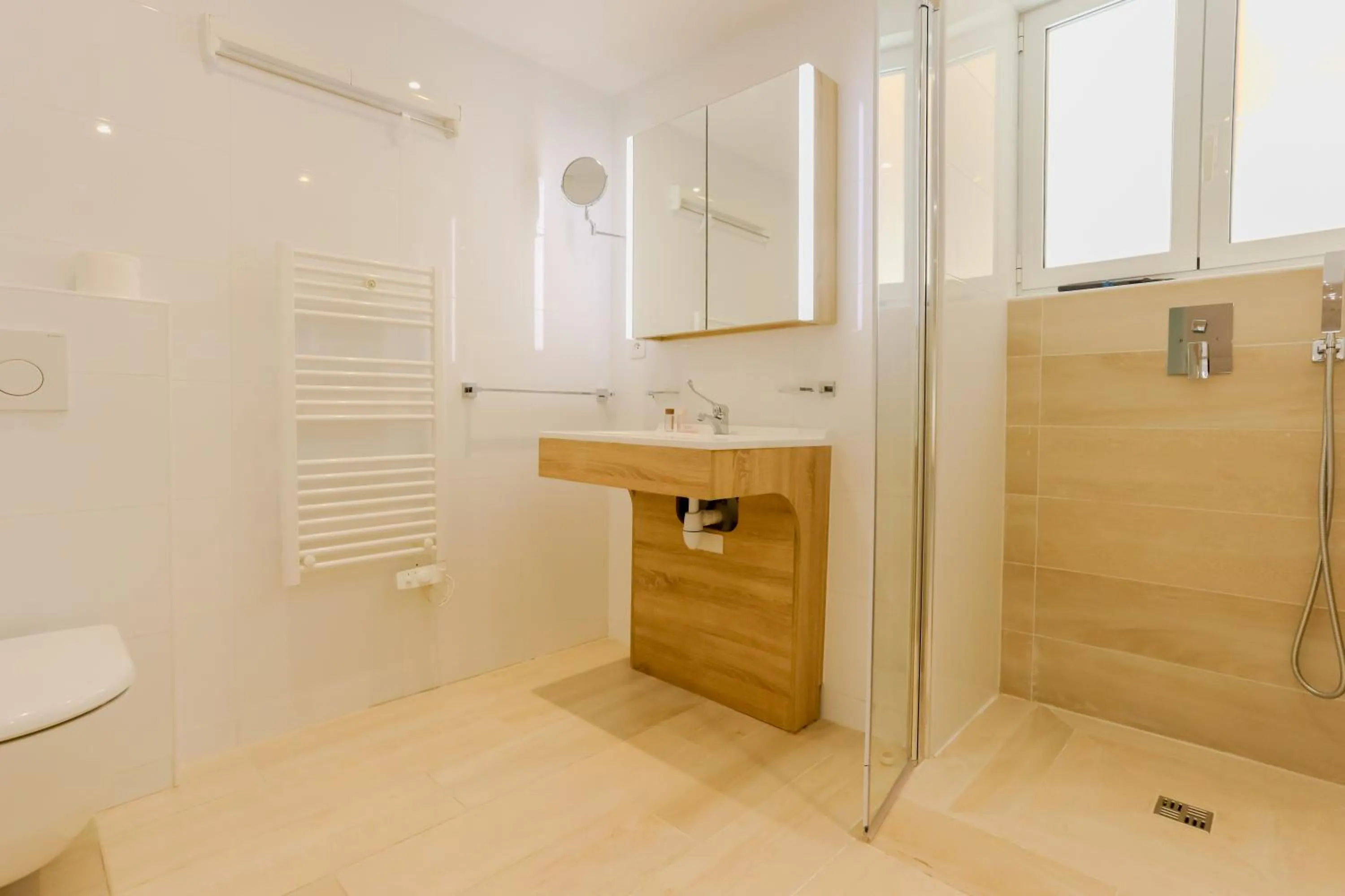 Bathroom in Traverse Des Artistes