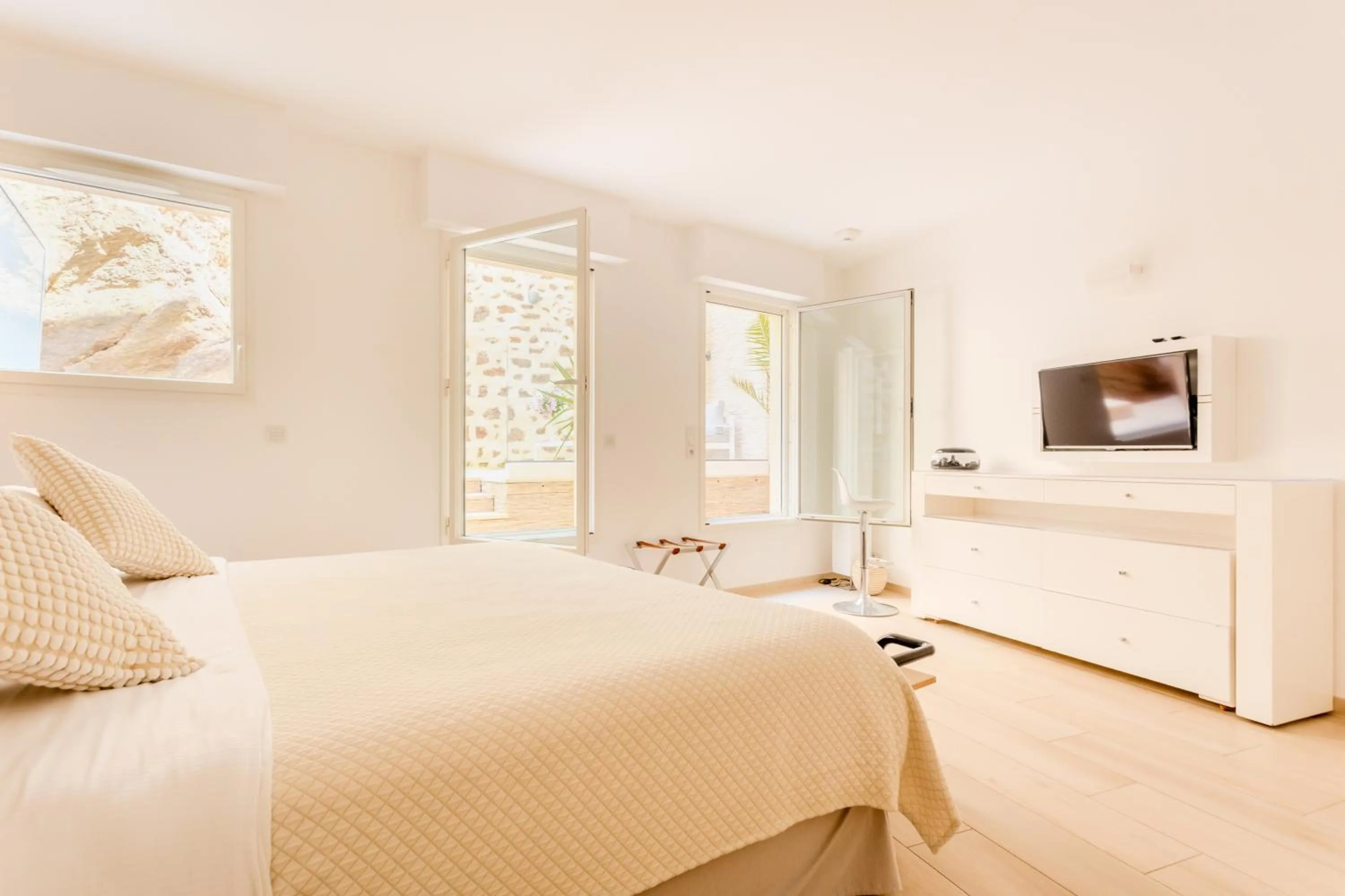 Bedroom, Bed in Traverse Des Artistes