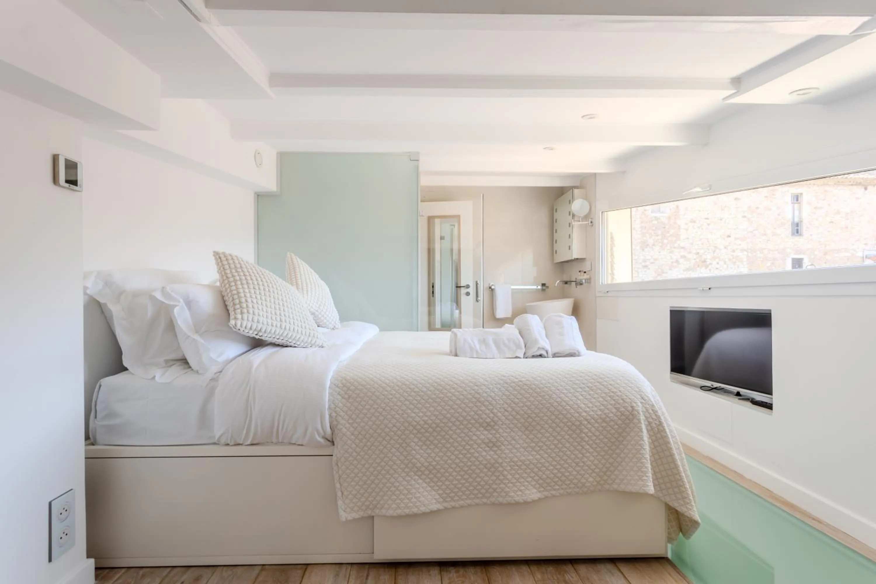 Bed in Traverse Des Artistes