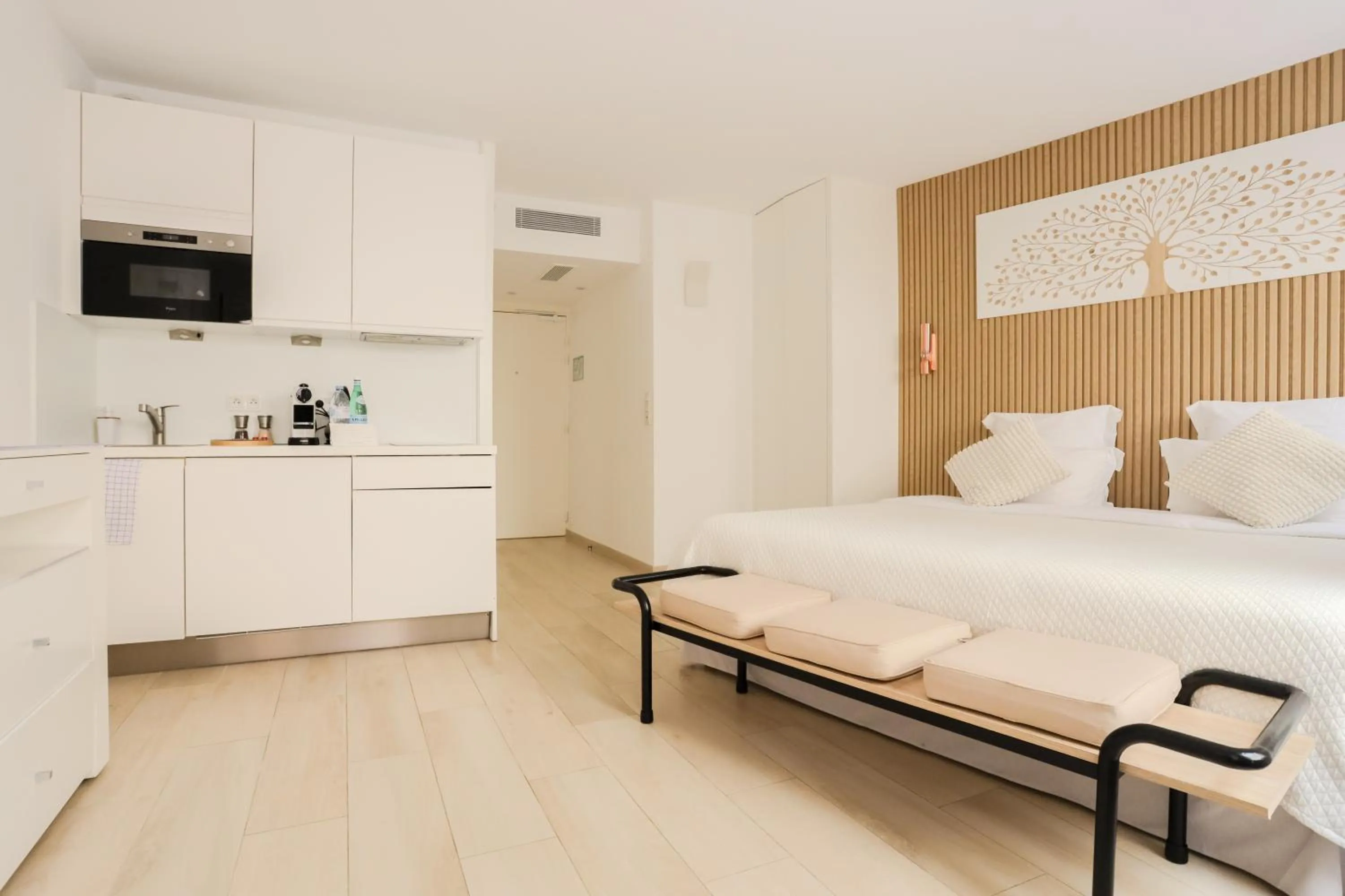 Bedroom, Bed in Traverse Des Artistes