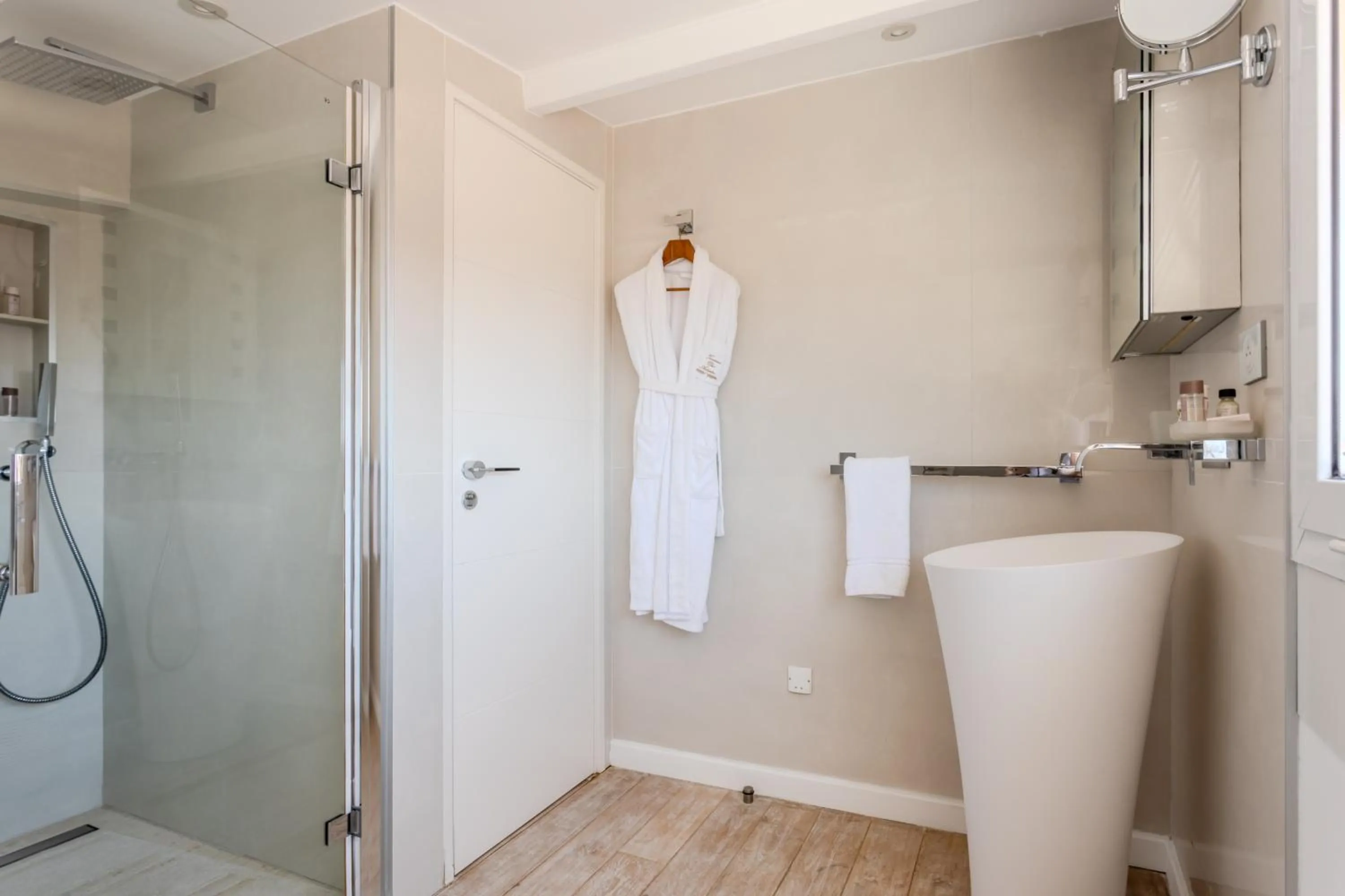 Shower in Traverse Des Artistes