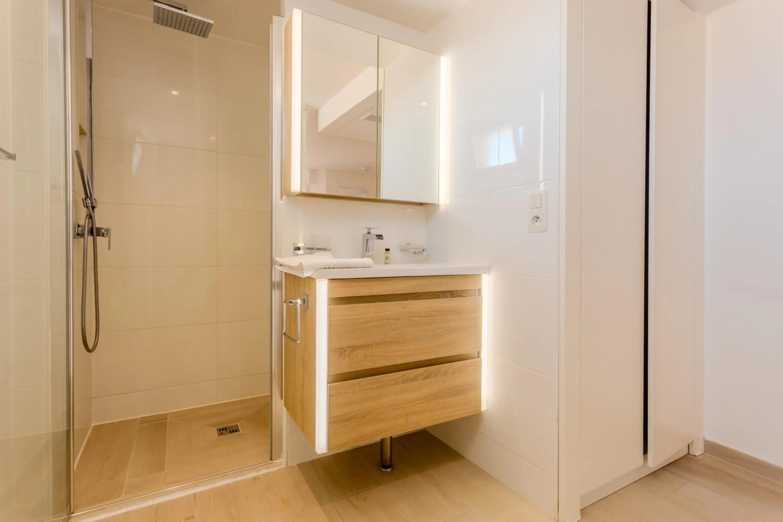 Shower in Traverse Des Artistes