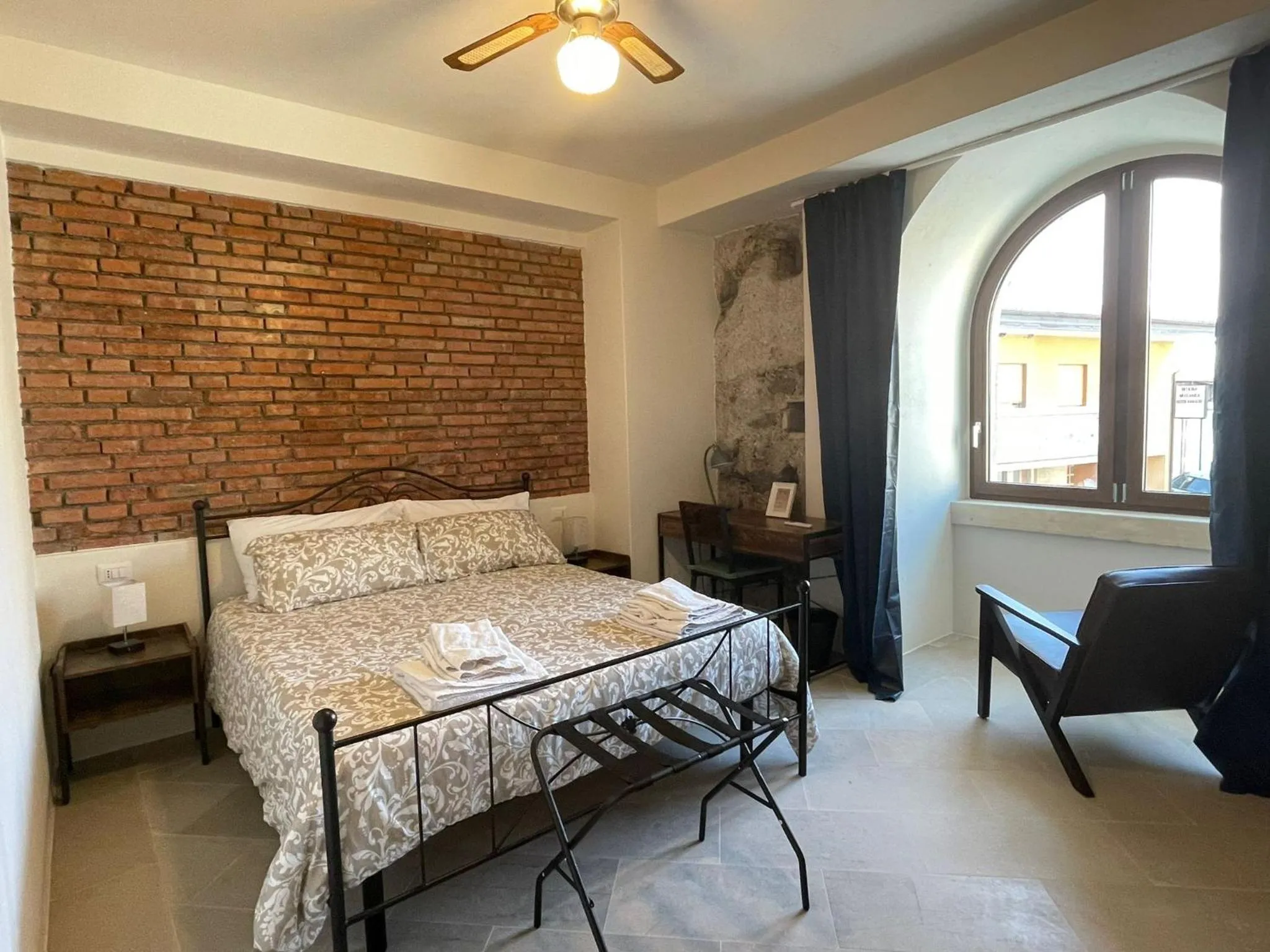 Bed in Castello D'Alcontres Guest House 3 stelle