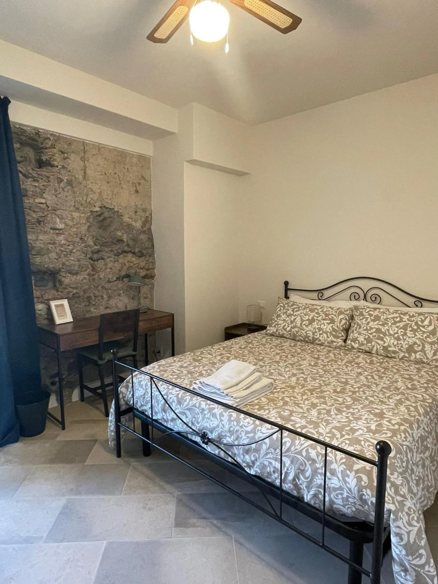Bed in Castello D'Alcontres Guest House 3 stelle