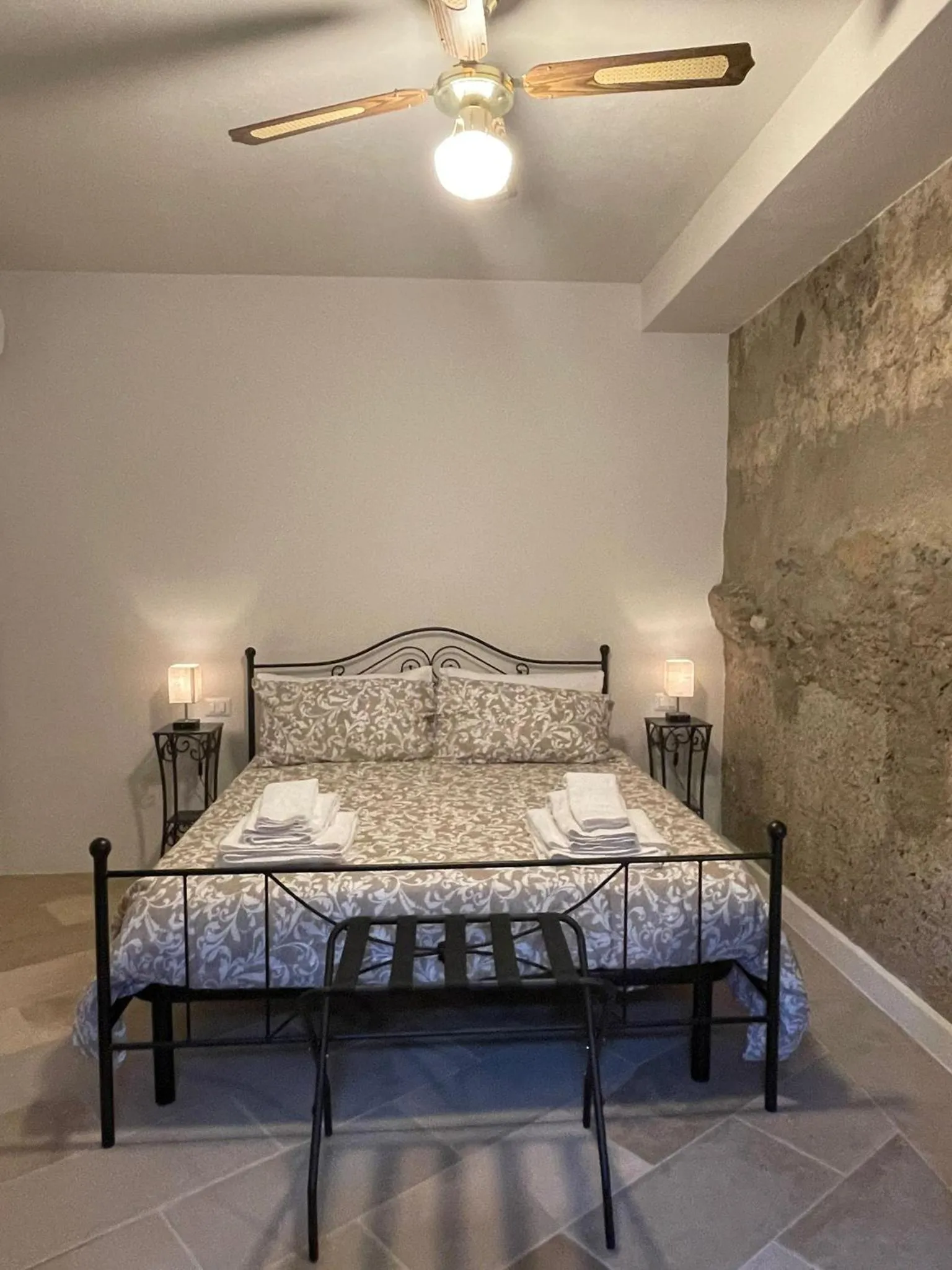 Bed in Castello D'Alcontres Guest House 3 stelle
