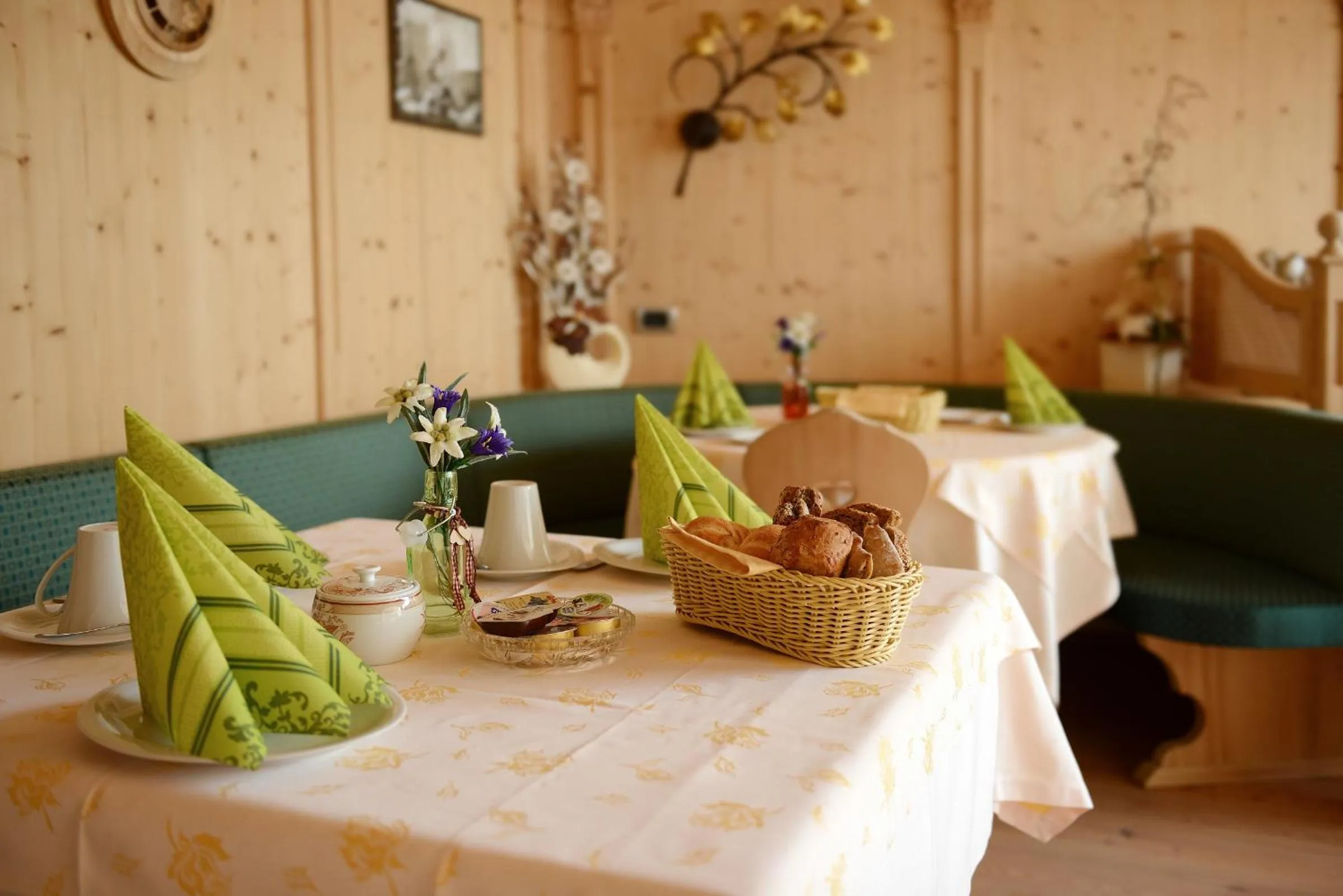 American breakfast in B&B Appartments Cudlea