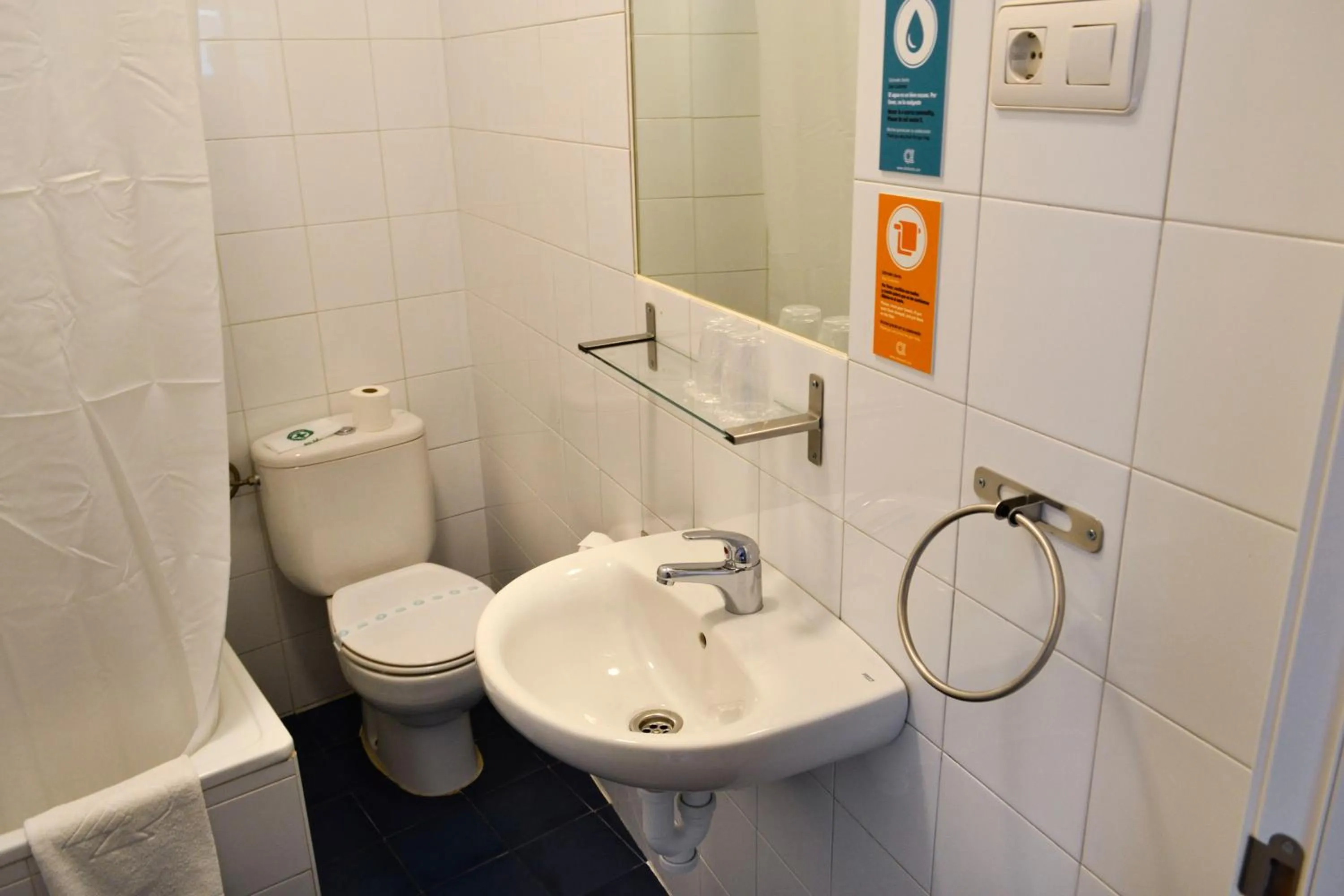 Bathroom in Alda Centro León