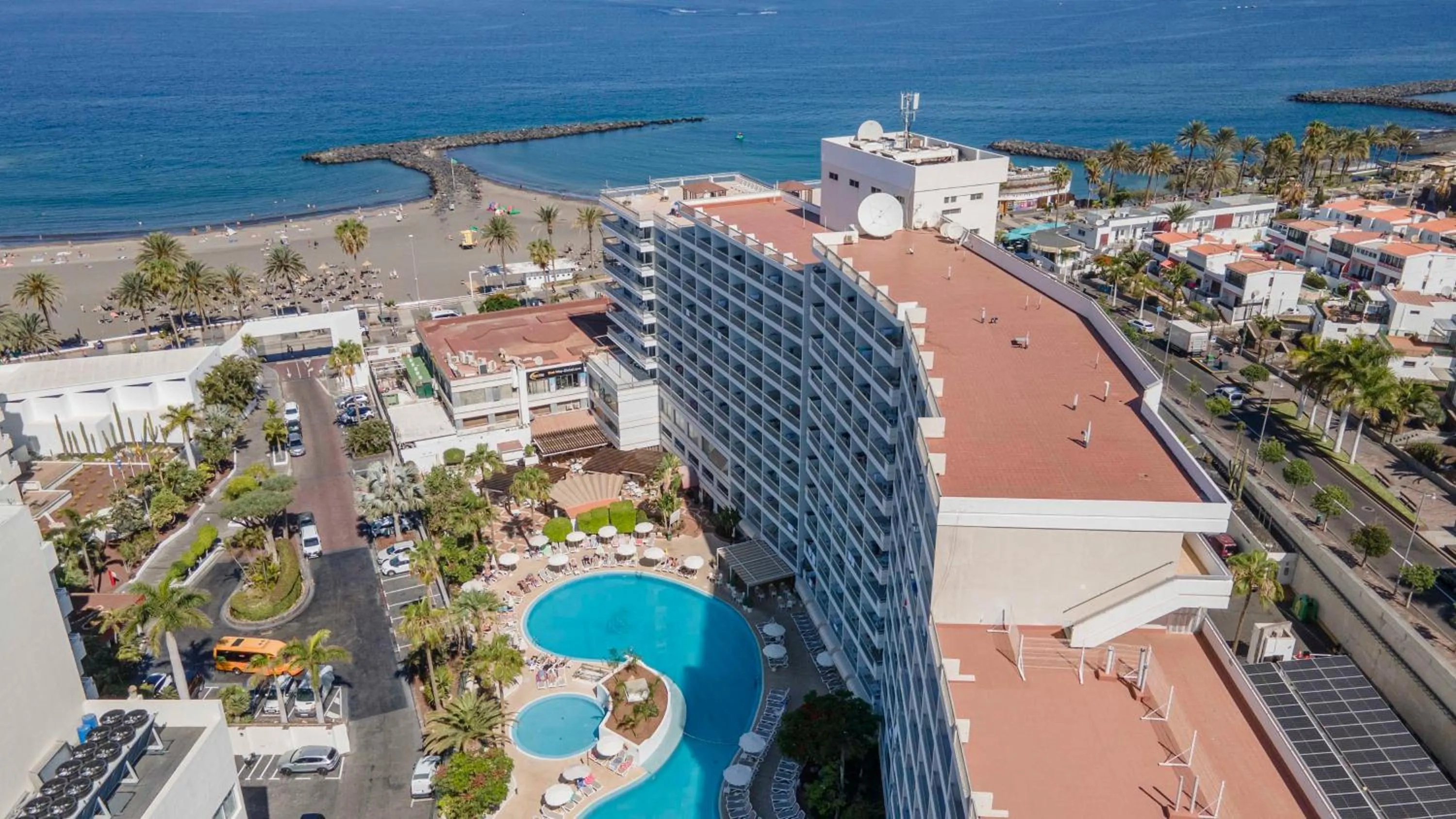 Property building in Ona Palm Beach