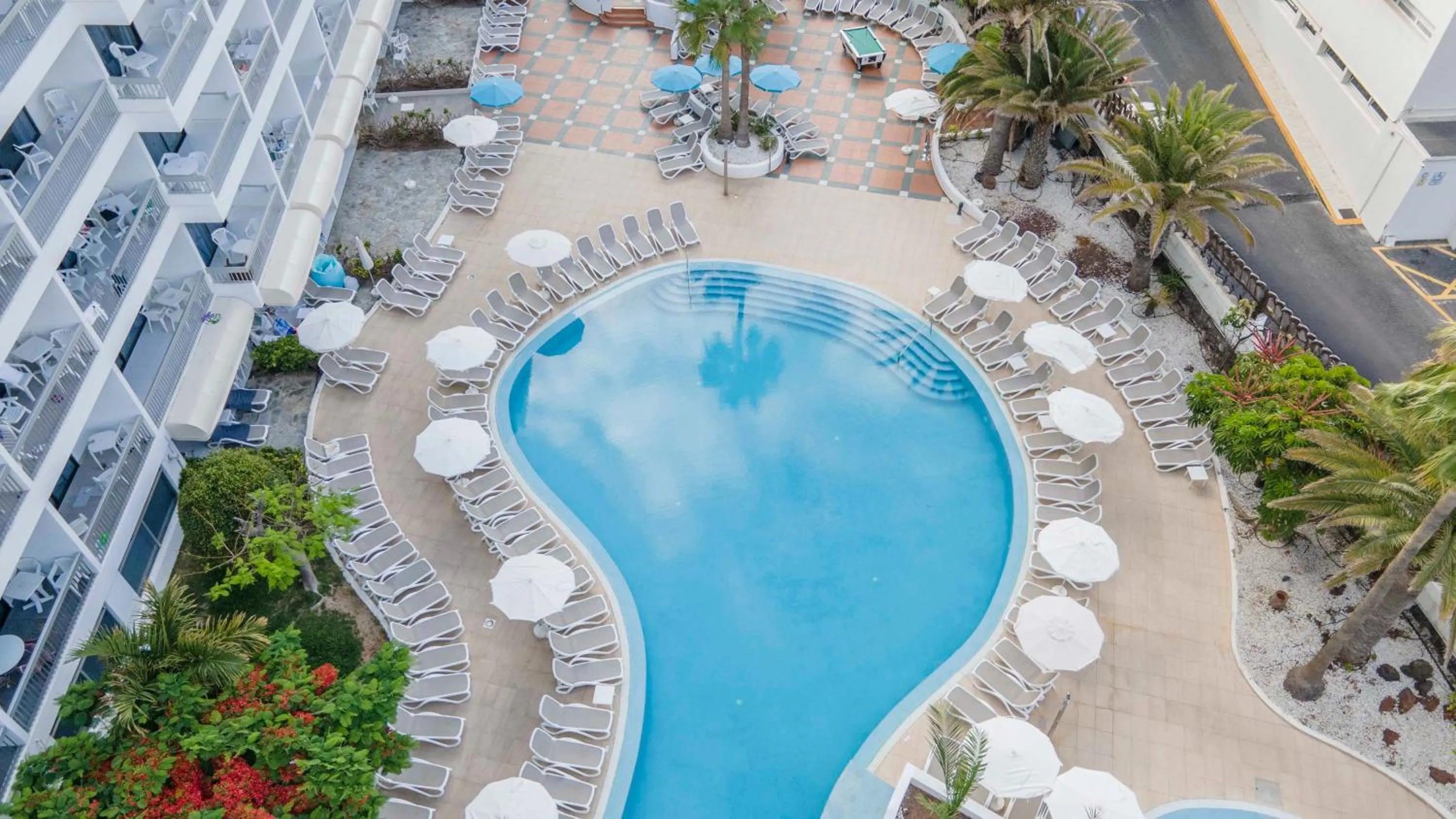 Swimming pool in Ona Palm Beach