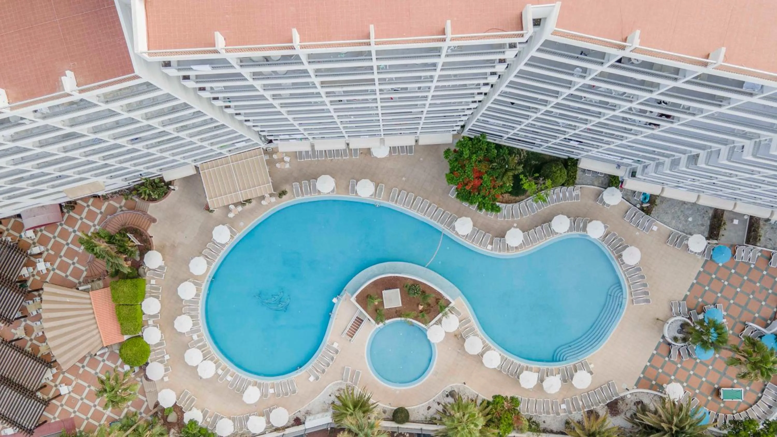 Swimming pool in Ona Palm Beach