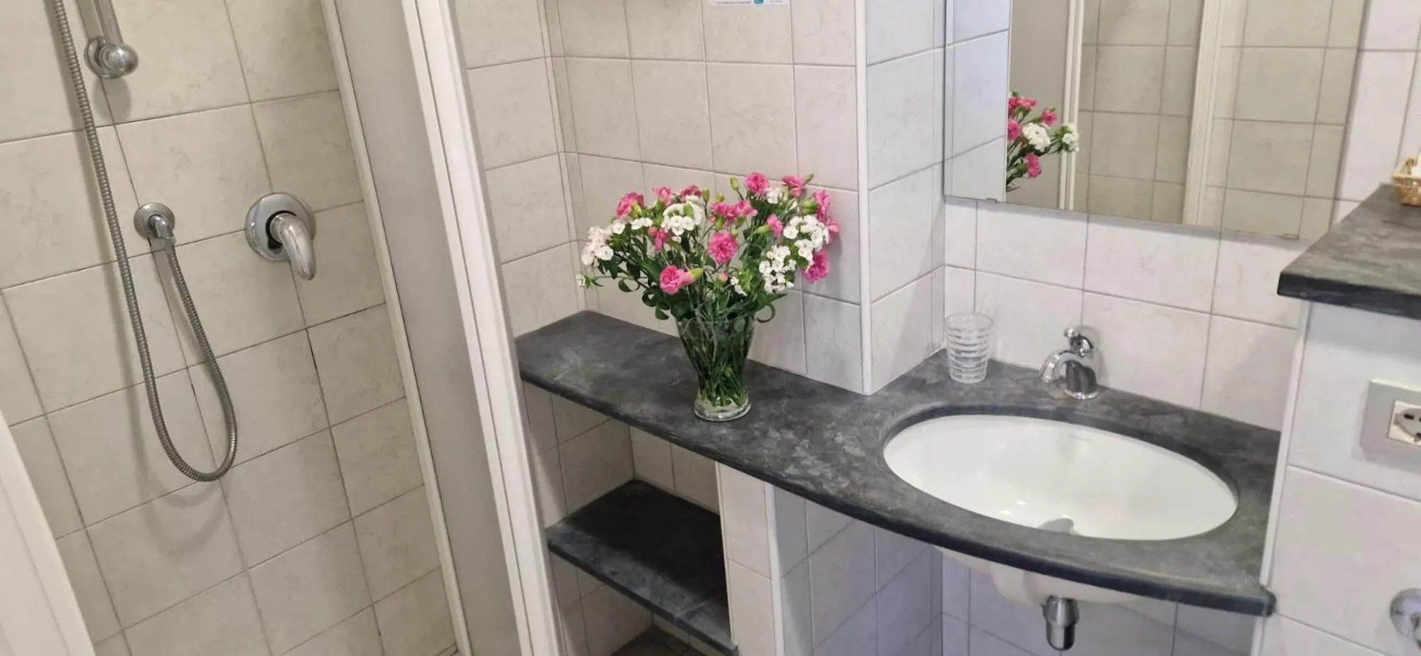 Bathroom in Hotel Dora