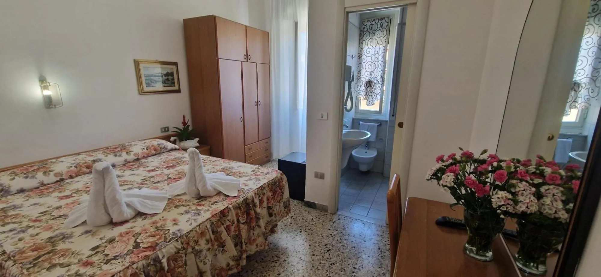 Photo of the whole room in Hotel Dora