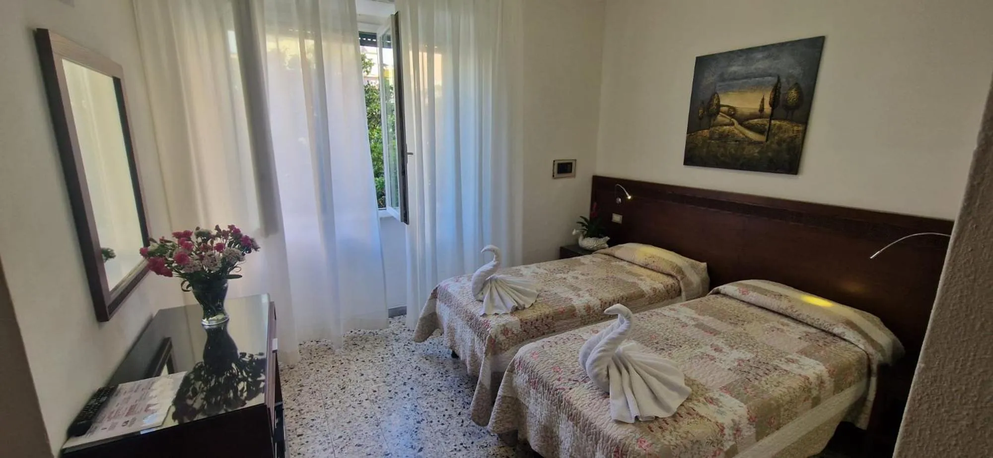 Photo of the whole room in Hotel Dora