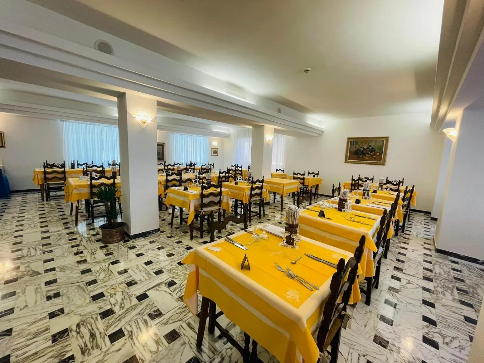 Restaurant/places to eat in Hotel Dora