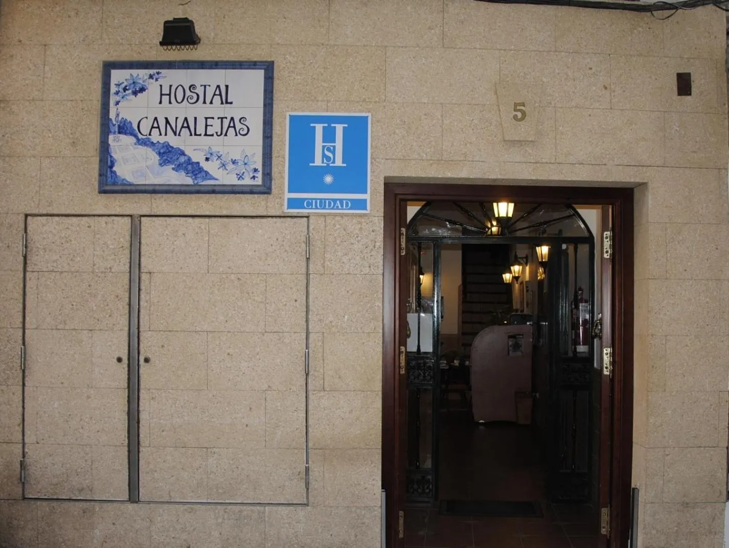 Facade/entrance in Hostal Canalejas