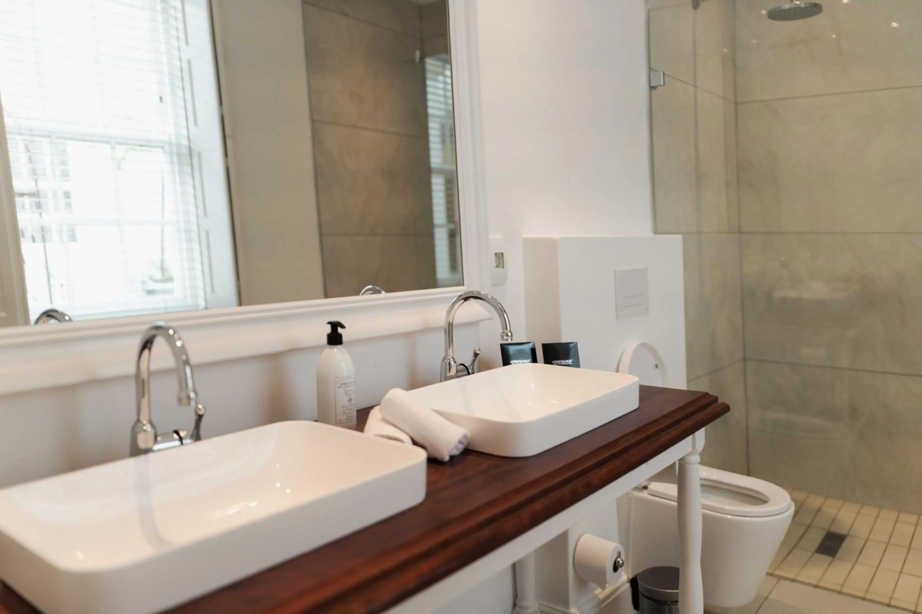 Shower in Les Chambres Guest House