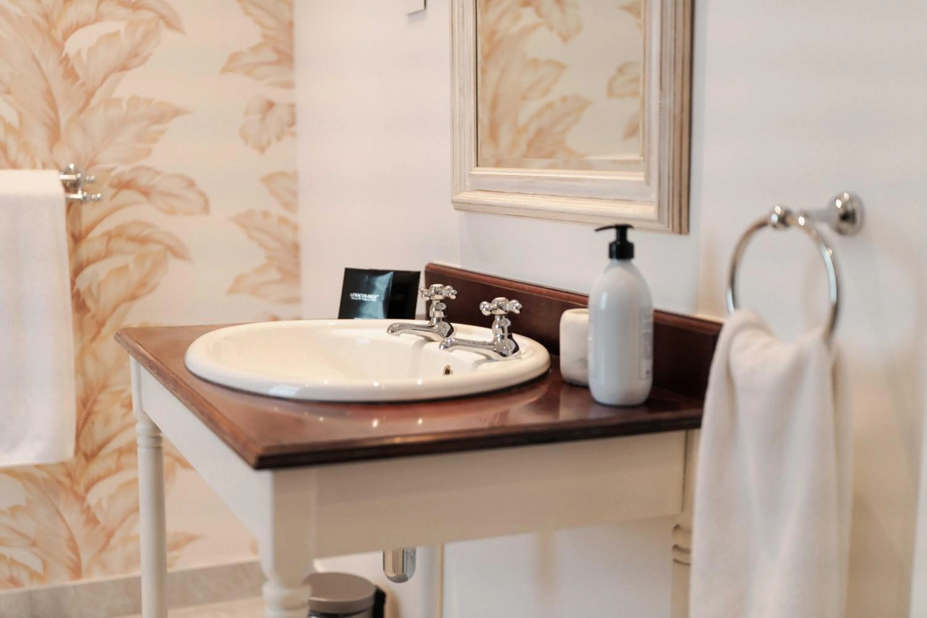 Bathroom in Les Chambres Guest House