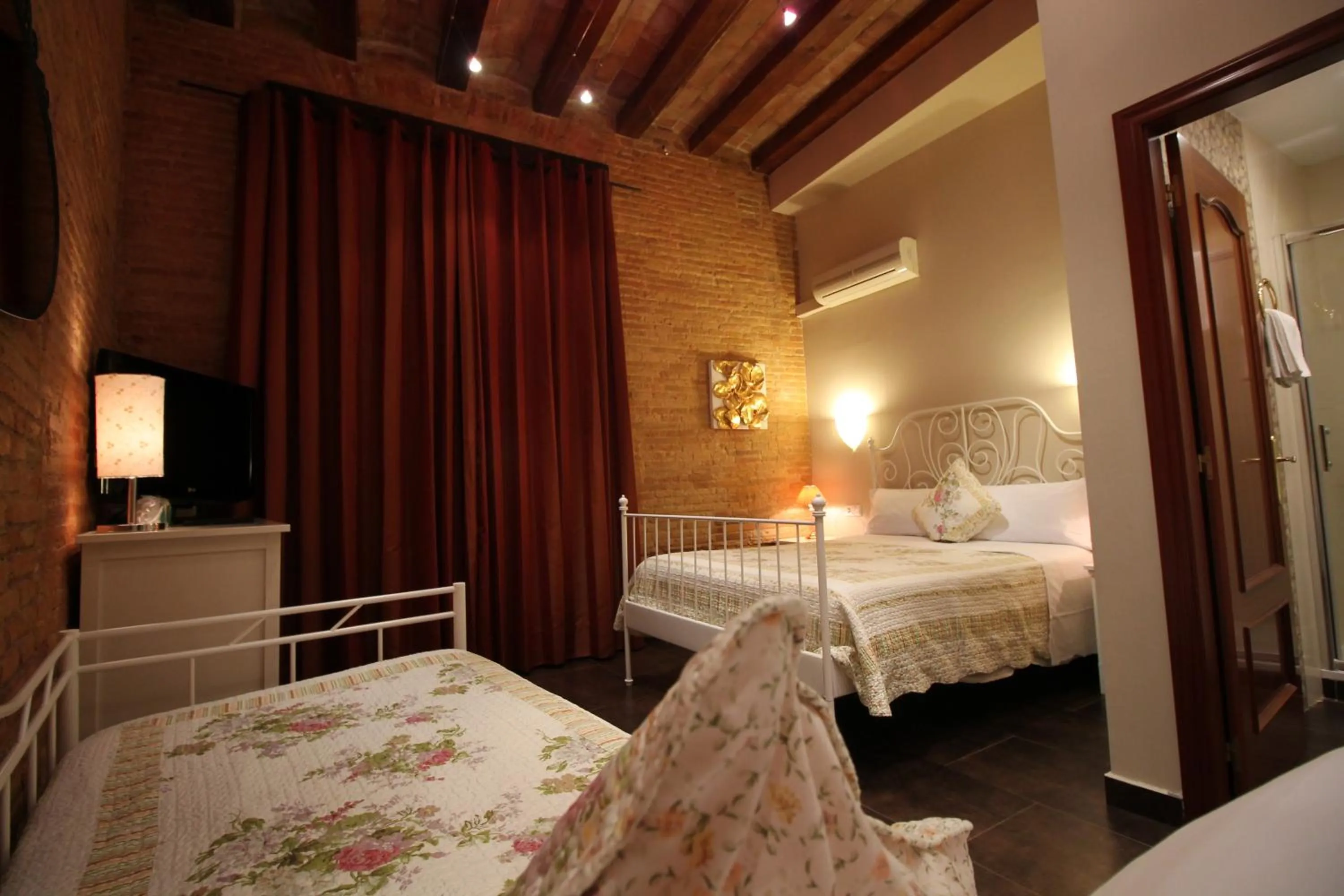 Bedroom, Bed in Hostal Orleans