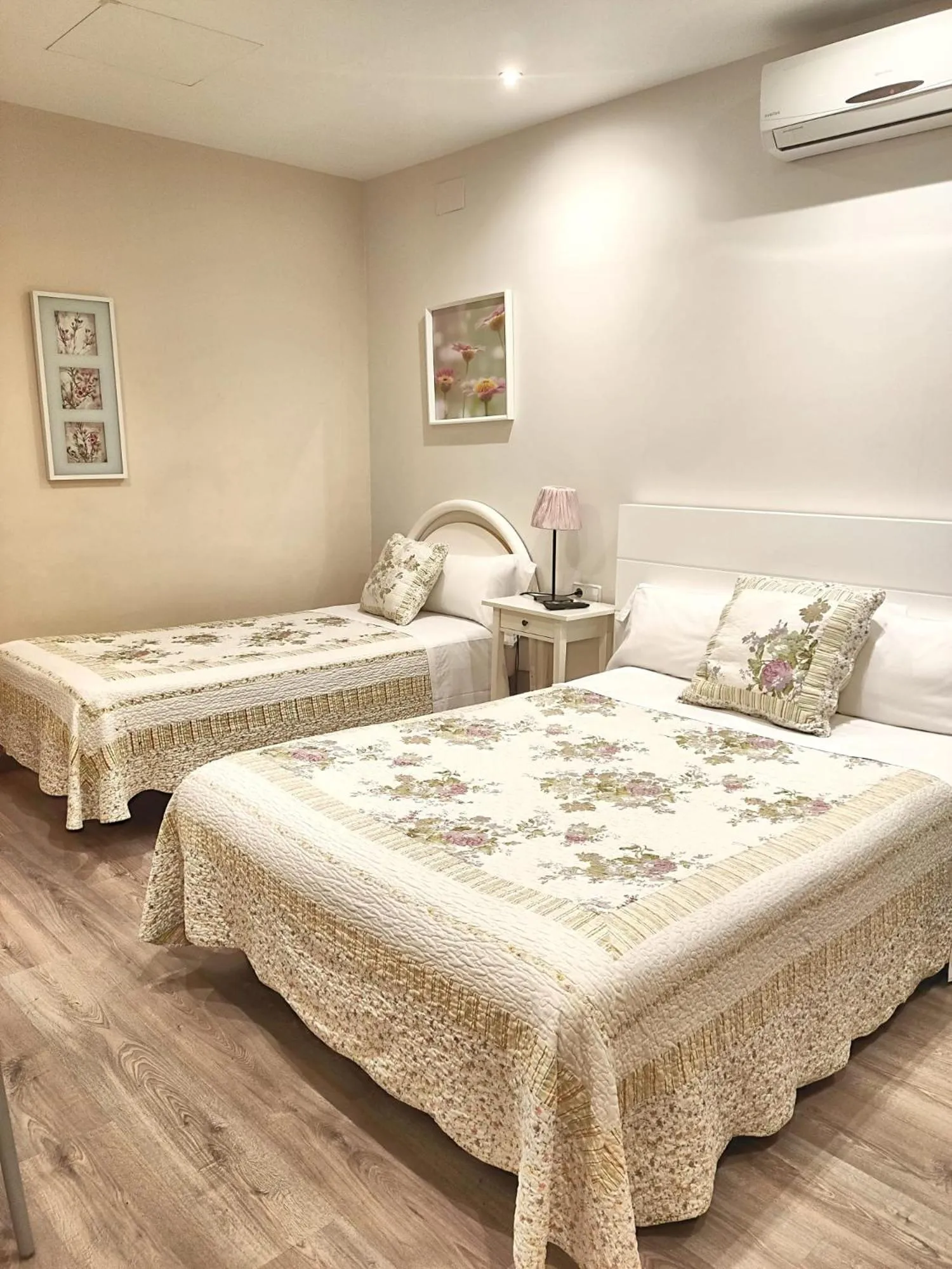 Bed in Hostal Orleans