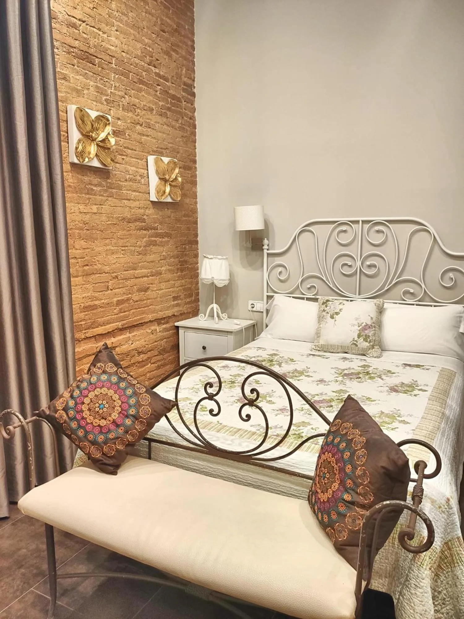 Bed in Hostal Orleans