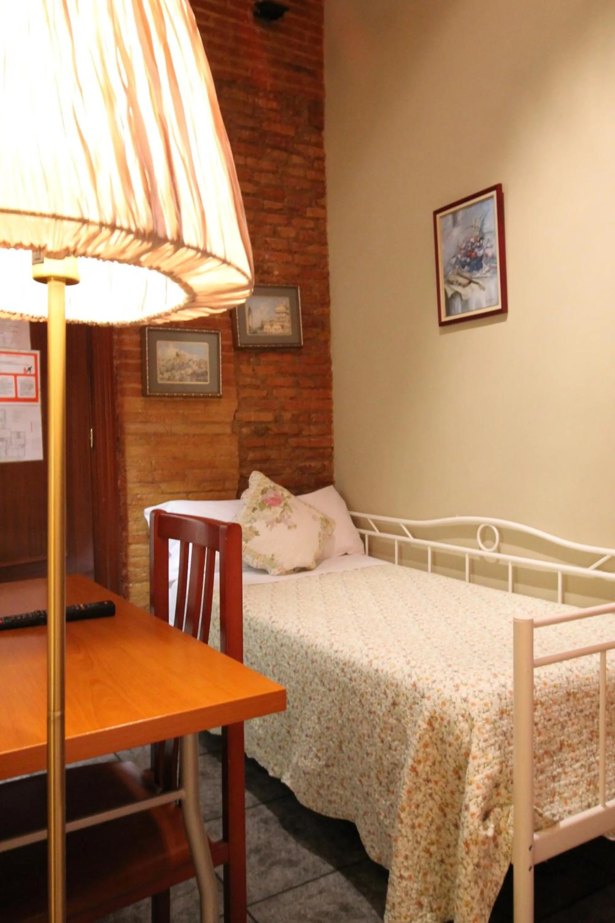 Bedroom, Bed in Hostal Orleans