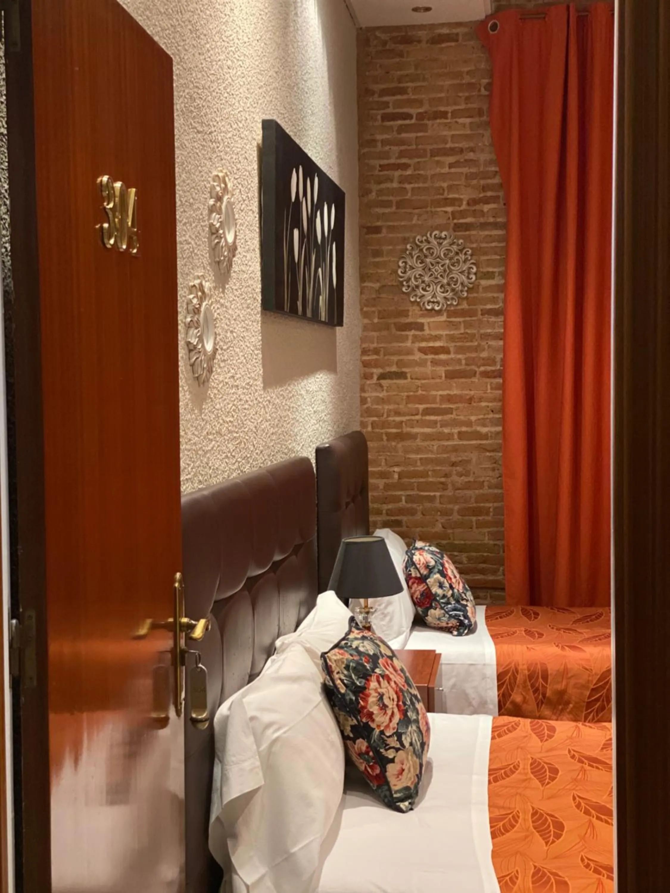 Bed in Hostal Orleans