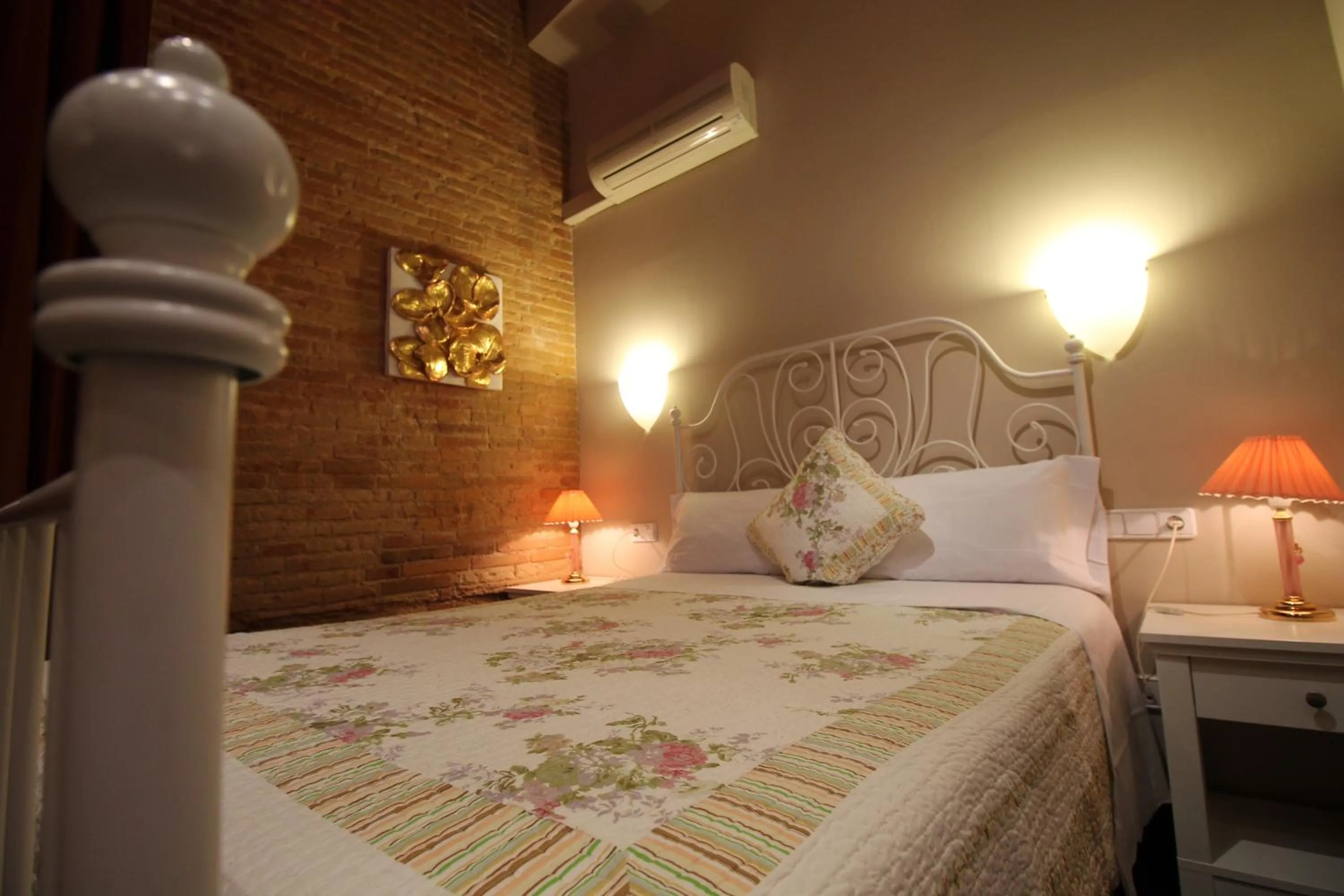 Bedroom, Bed in Hostal Orleans