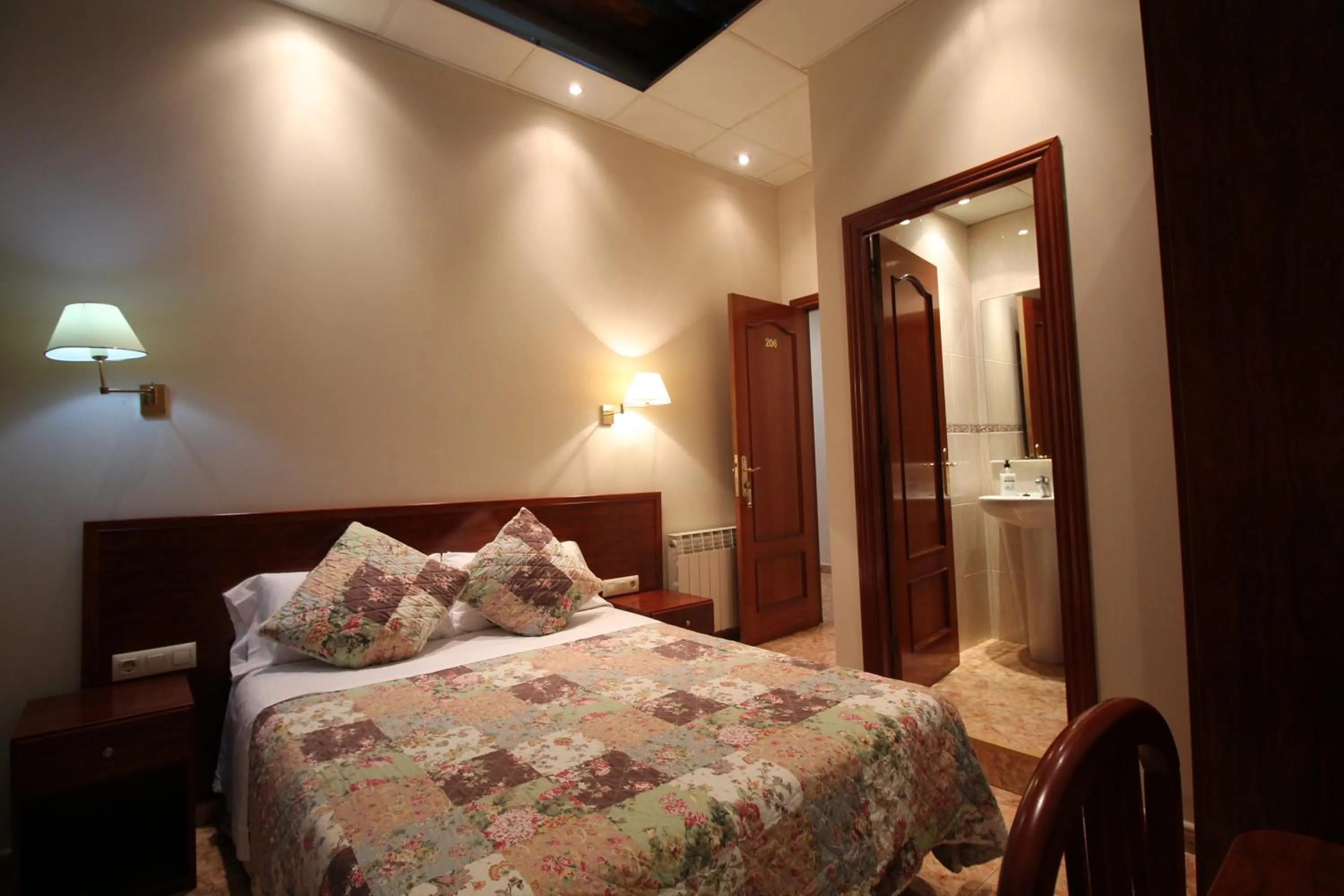 Bedroom, Bed in Hostal Orleans