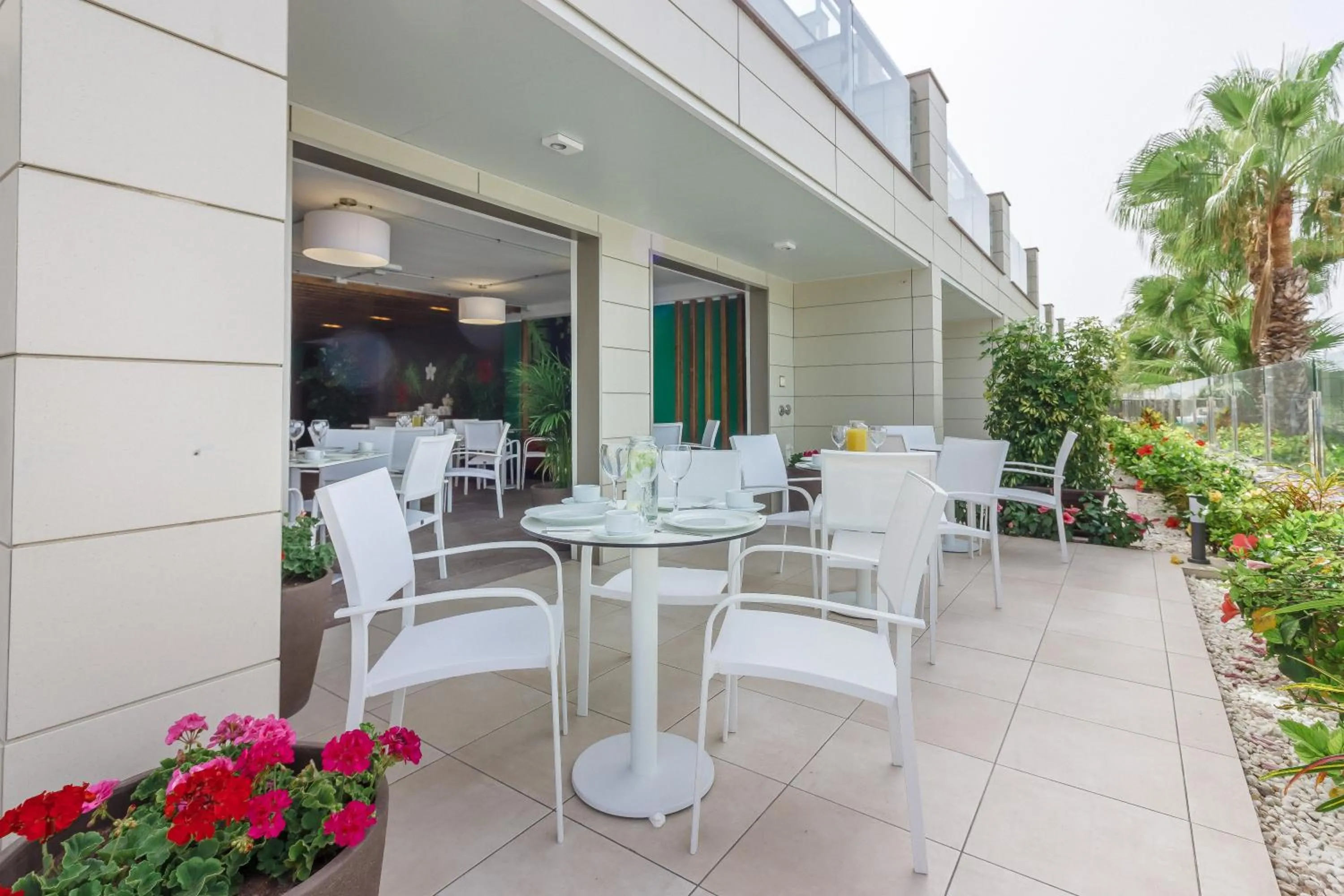 Restaurant/places to eat in Klayman Diamond Aparthotel