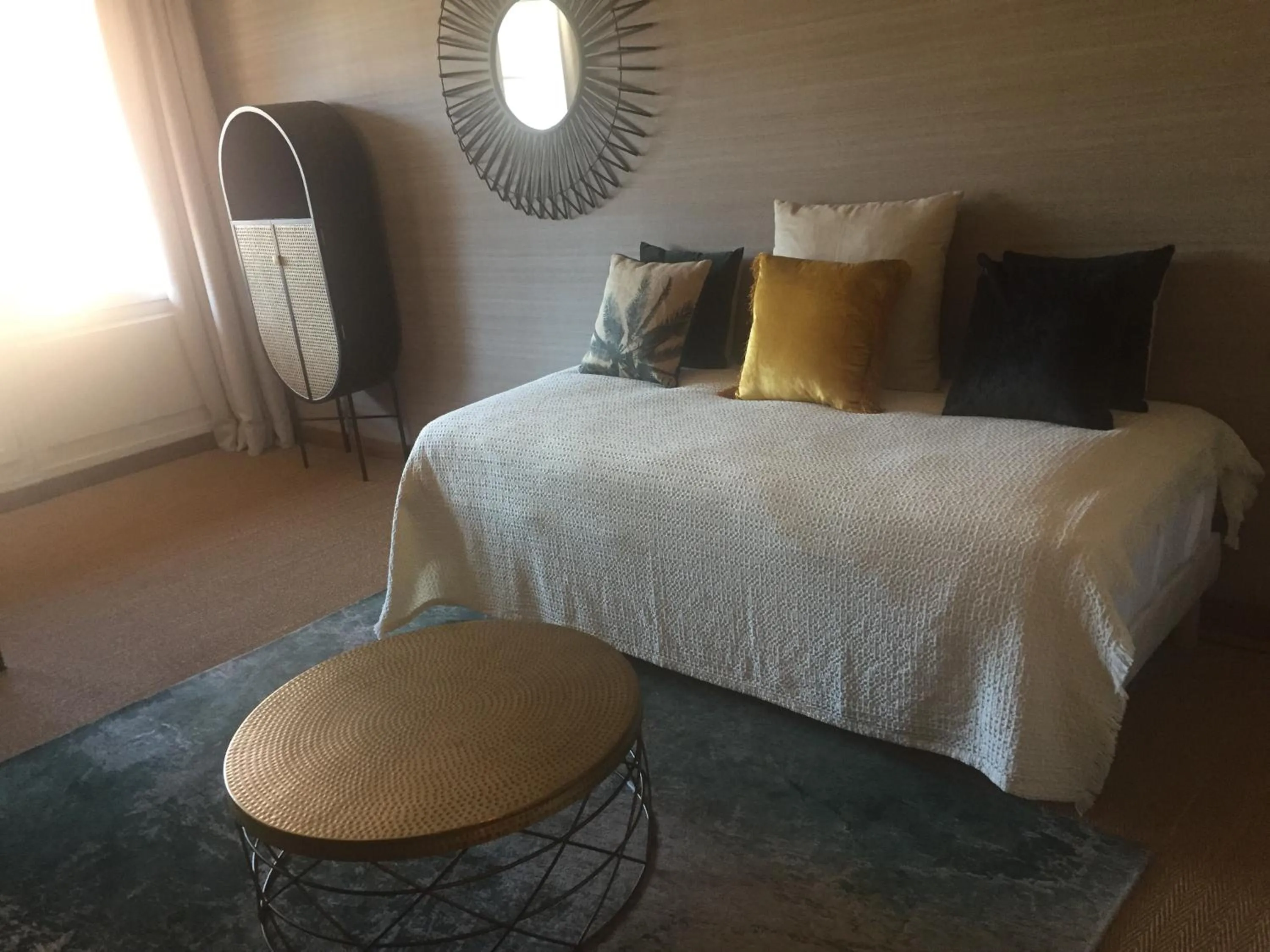 Living room, Bed in Hôtel de France