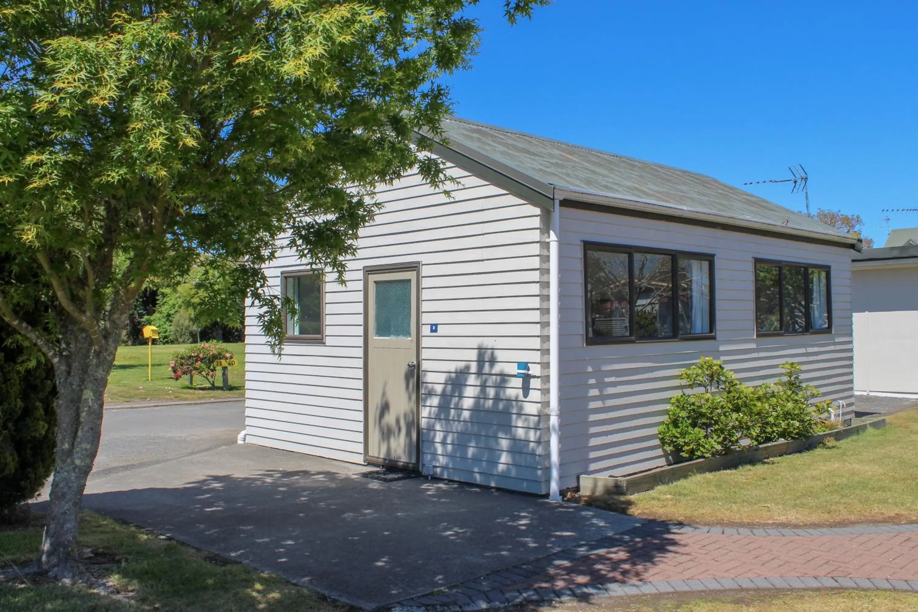 Large 1 Bedroom Kitchen Cabin (Shared Bathroom) in Holdens Bay Holiday Park Large 1 Bedroom Kitchen Cabin (Shared Bathroom) in Holdens Bay Holiday Park