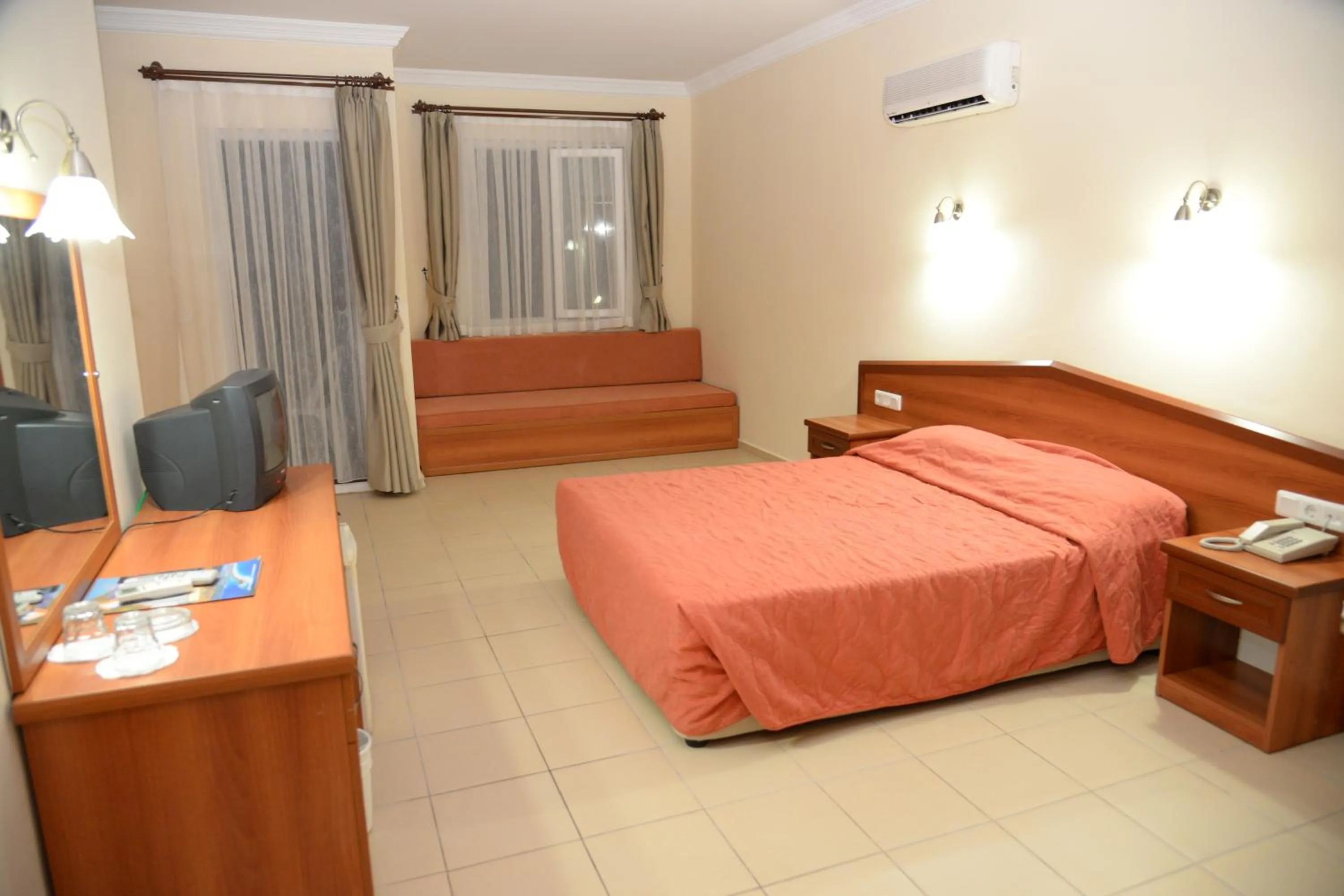 Photo of the whole room in Karbel Hotel