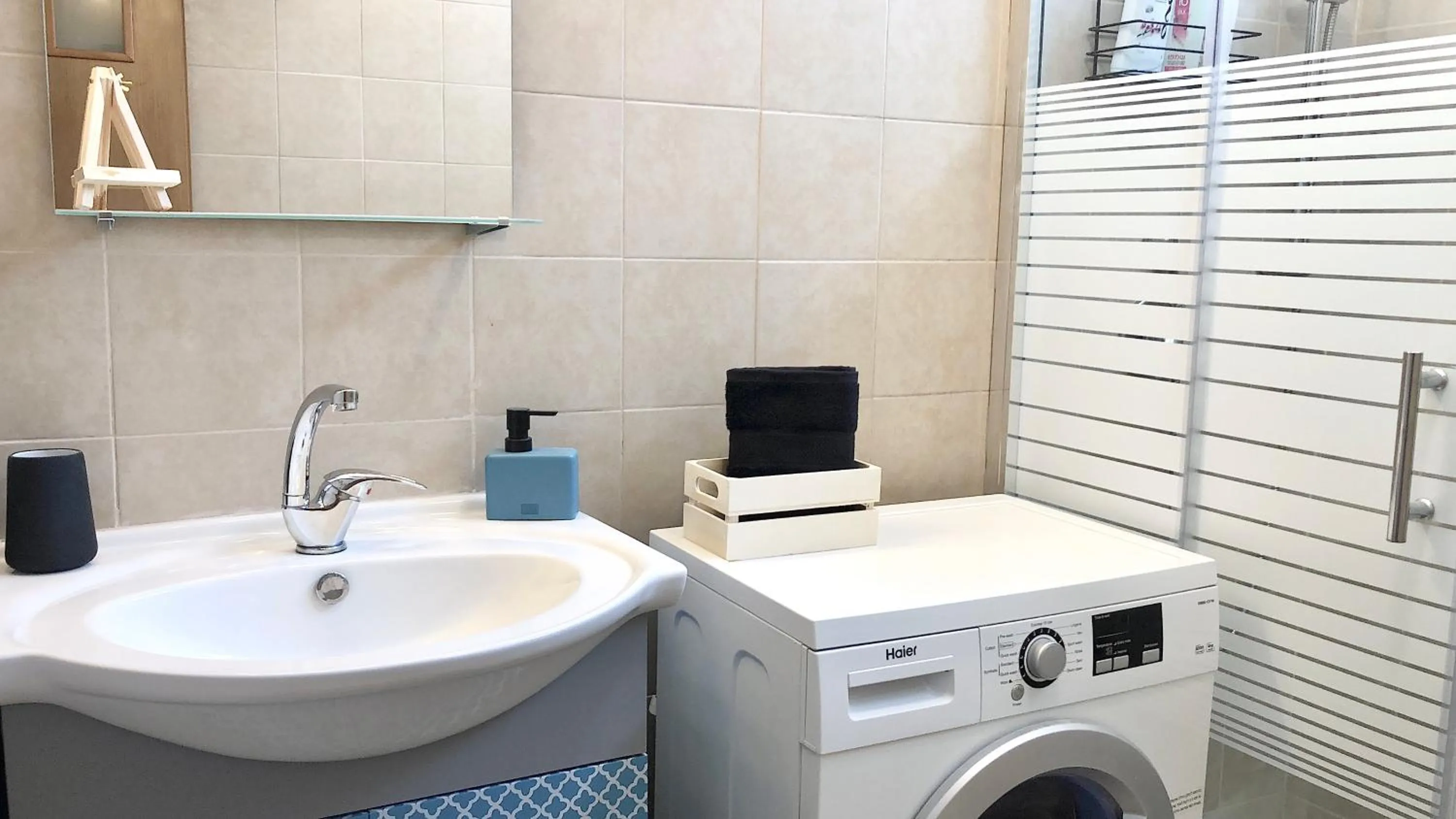 Shower in Stylish Tel Aviv