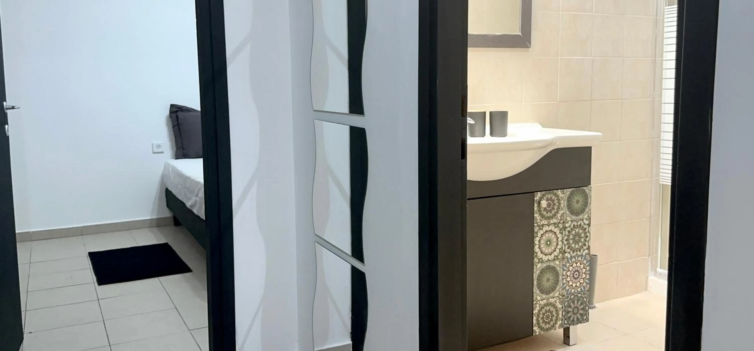 Shower, Bed in Stylish Tel Aviv