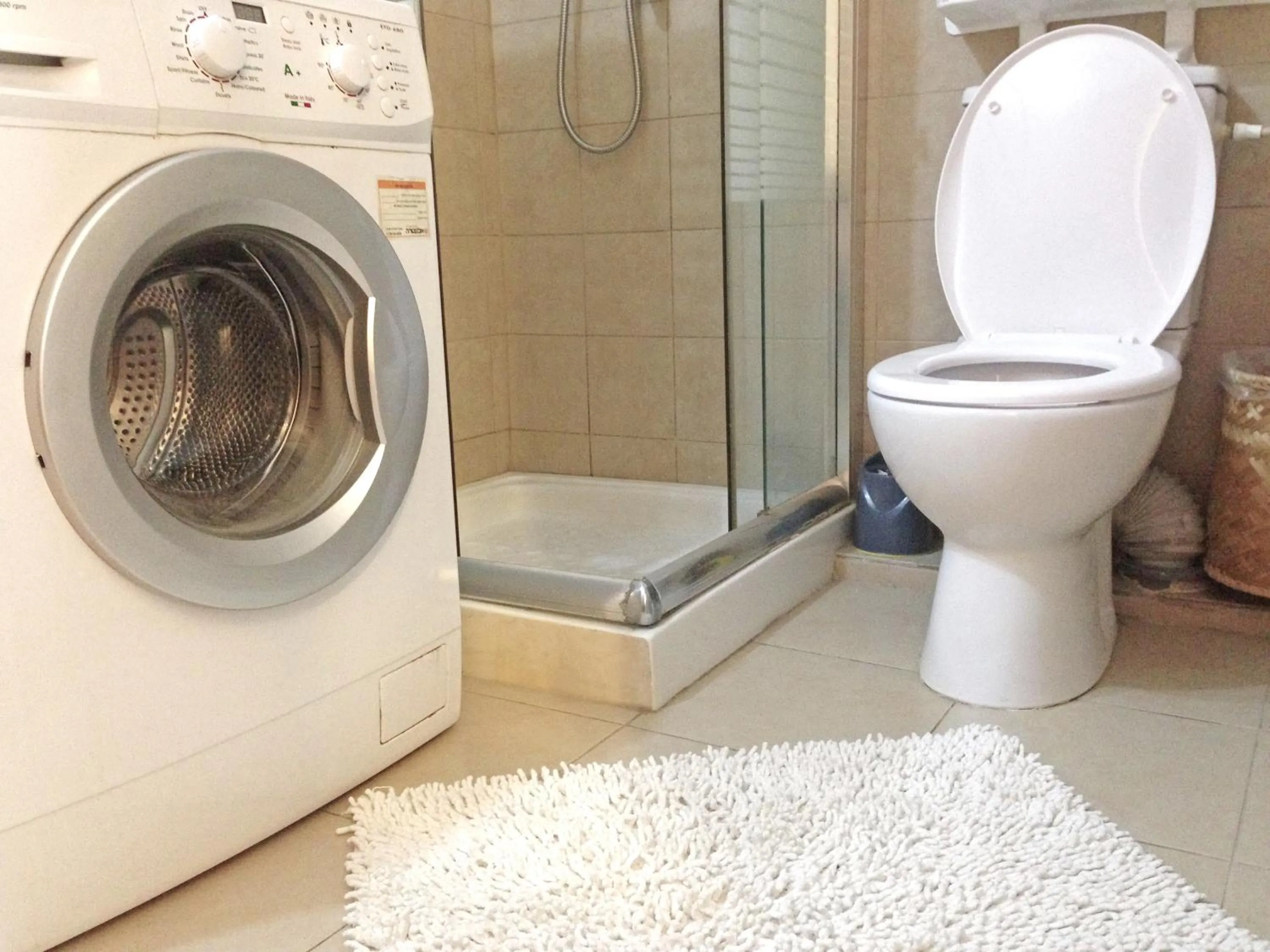 Shower in Stylish Tel Aviv