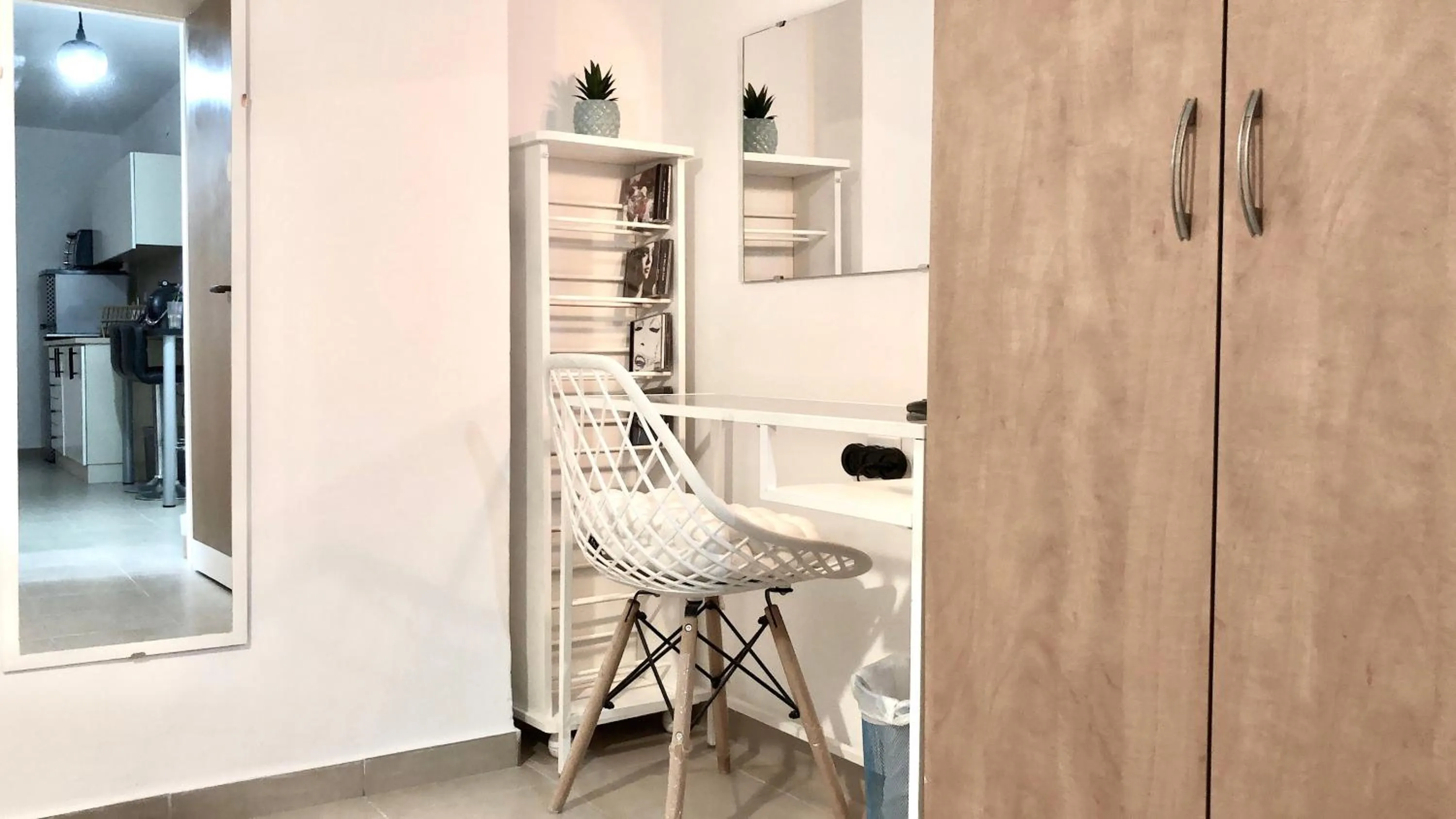 hair dresser in Stylish Tel Aviv