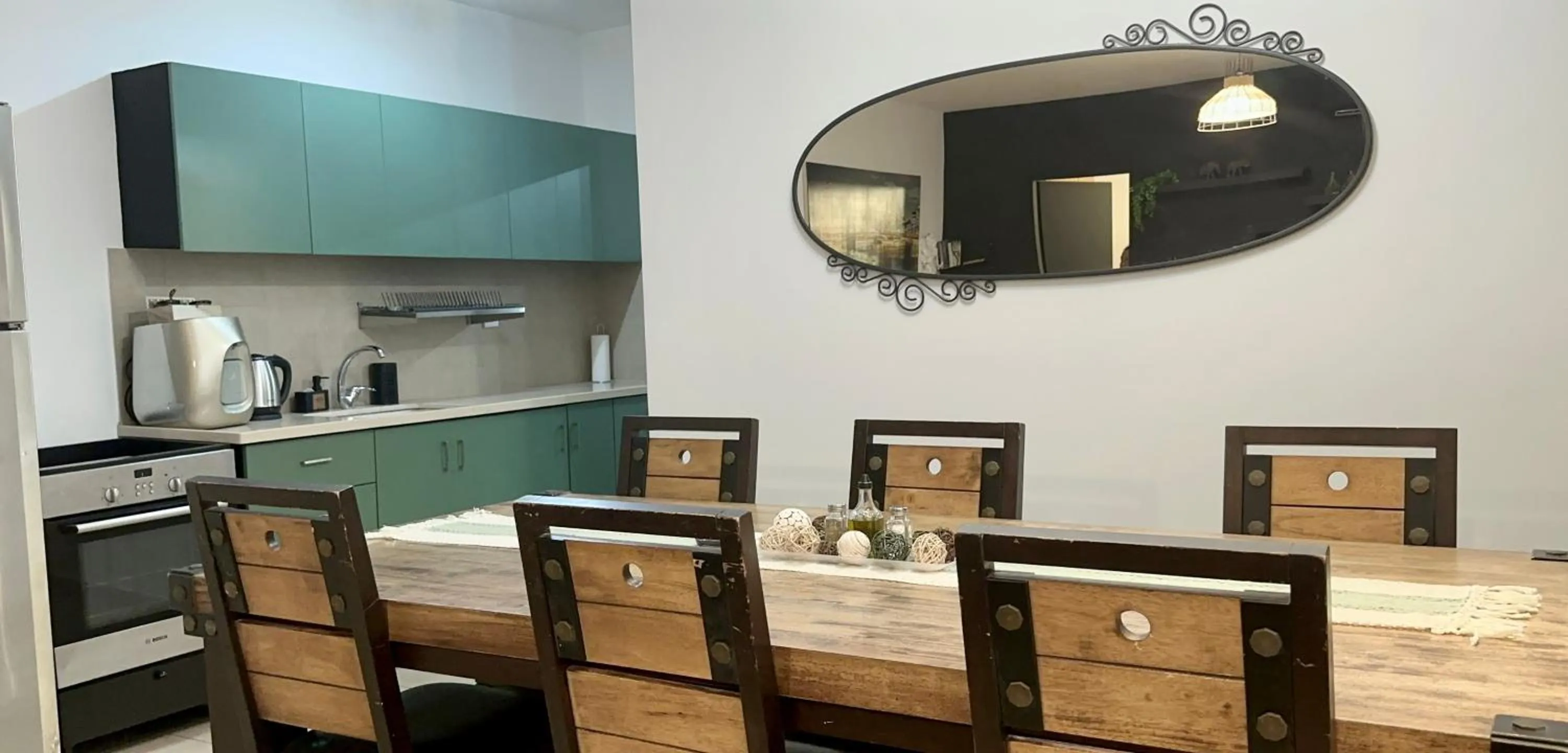 Communal lounge/ TV room in Stylish Tel Aviv