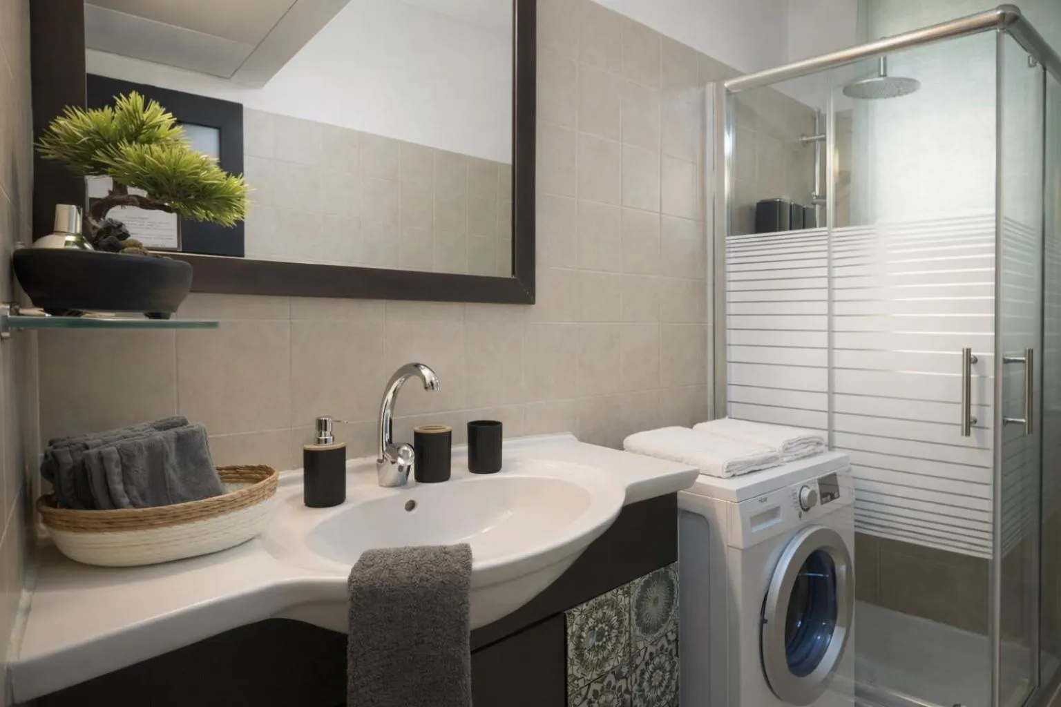 Shower in Stylish Tel Aviv