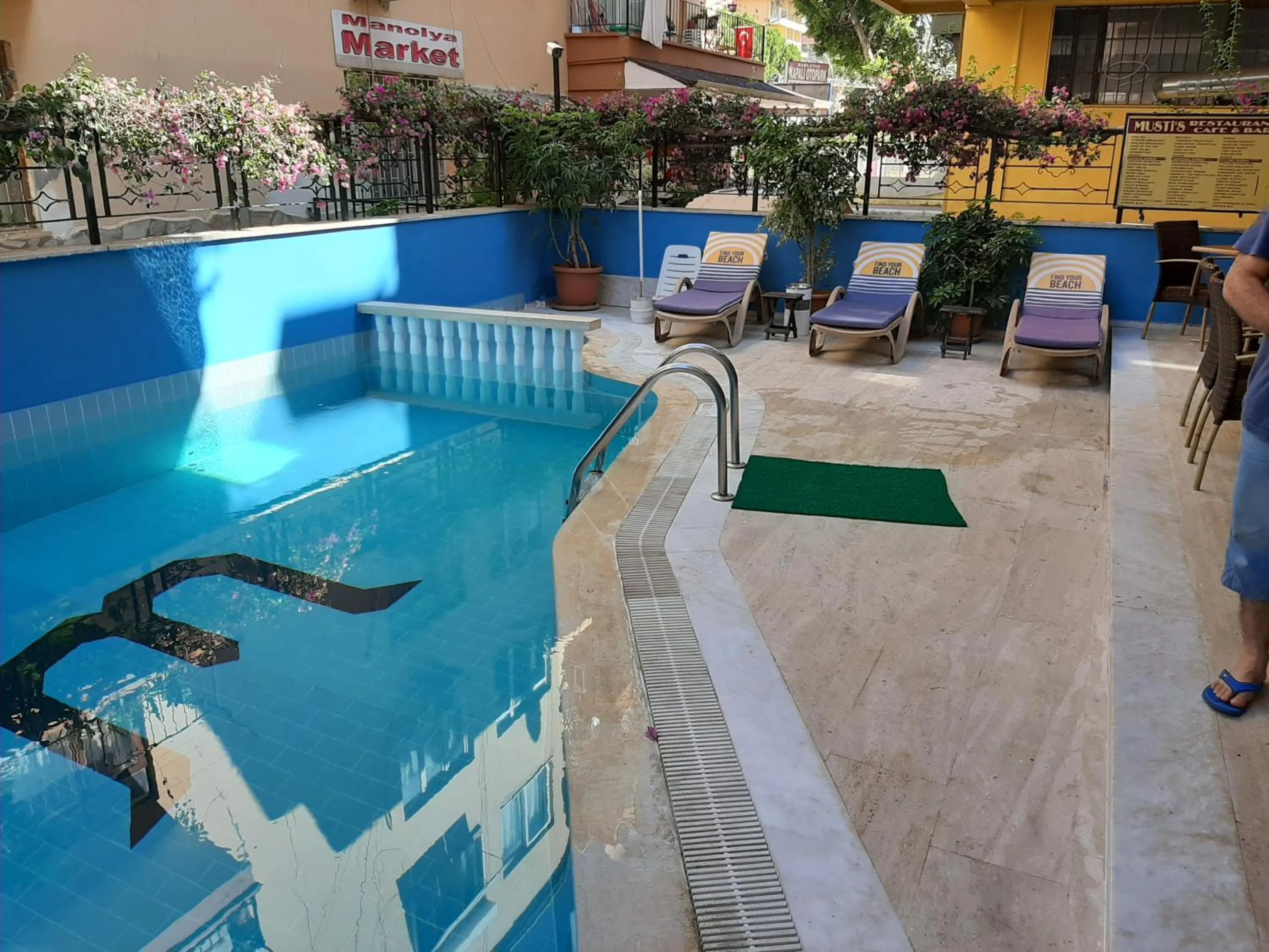 Swimming pool in Musti Apart Hotel