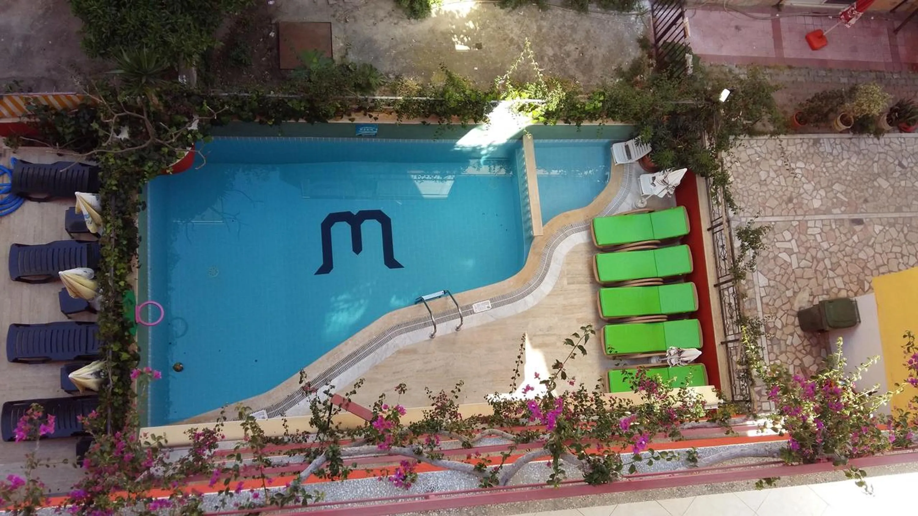 Swimming pool in Musti Apart Hotel
