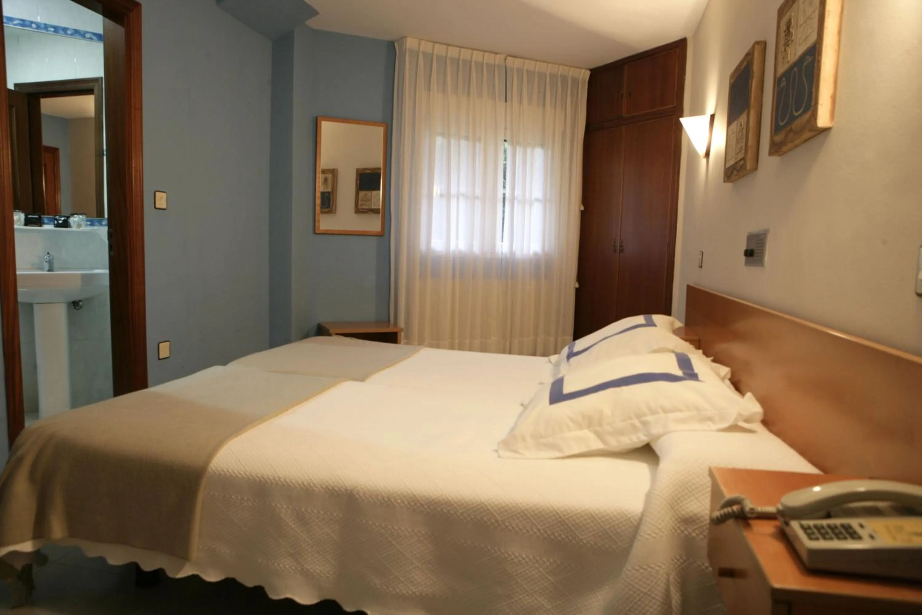 Photo of the whole room, Bed in Hotel Azpiazu