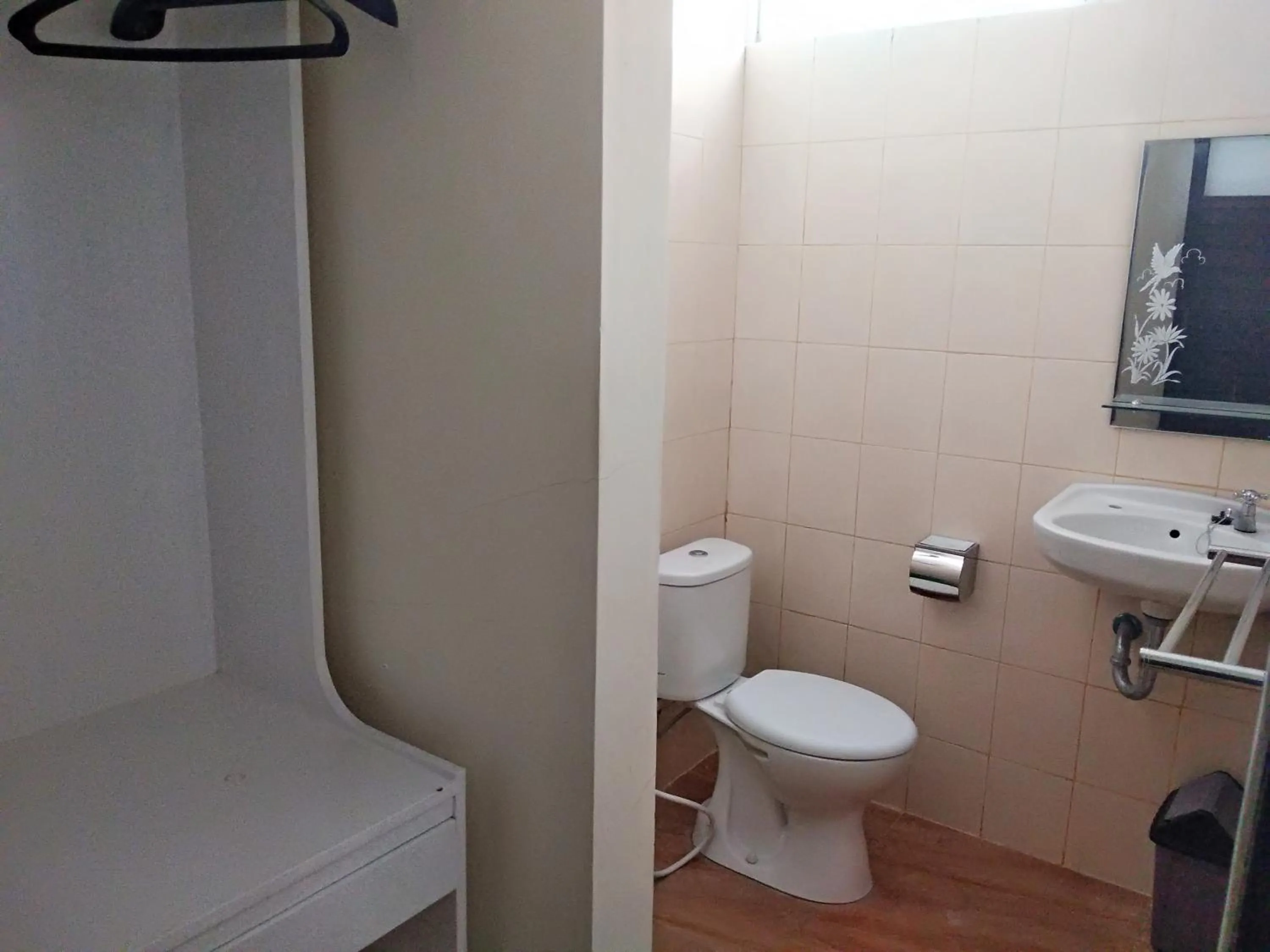 Bathroom in Omah Inap D24 Syariah near Universitas Aisyiah Yogyakarta Mitra RedDoorz