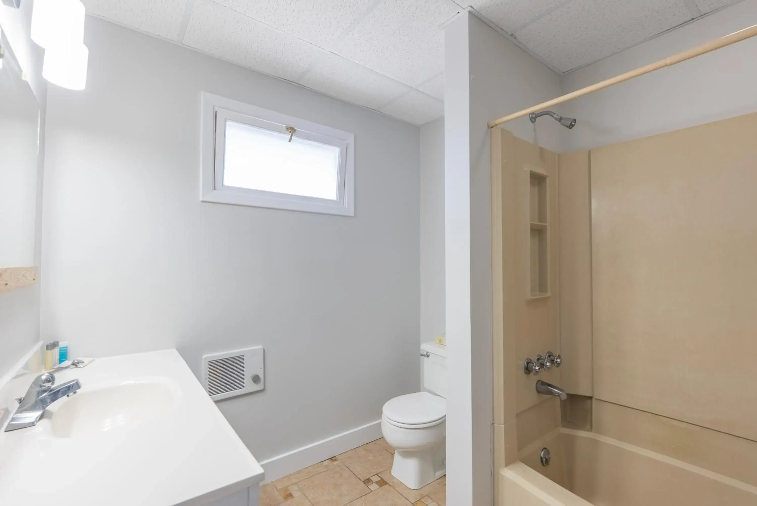 Queen Room in Fisherman's Wharf Inn Queen Room in Fisherman's Wharf Inn