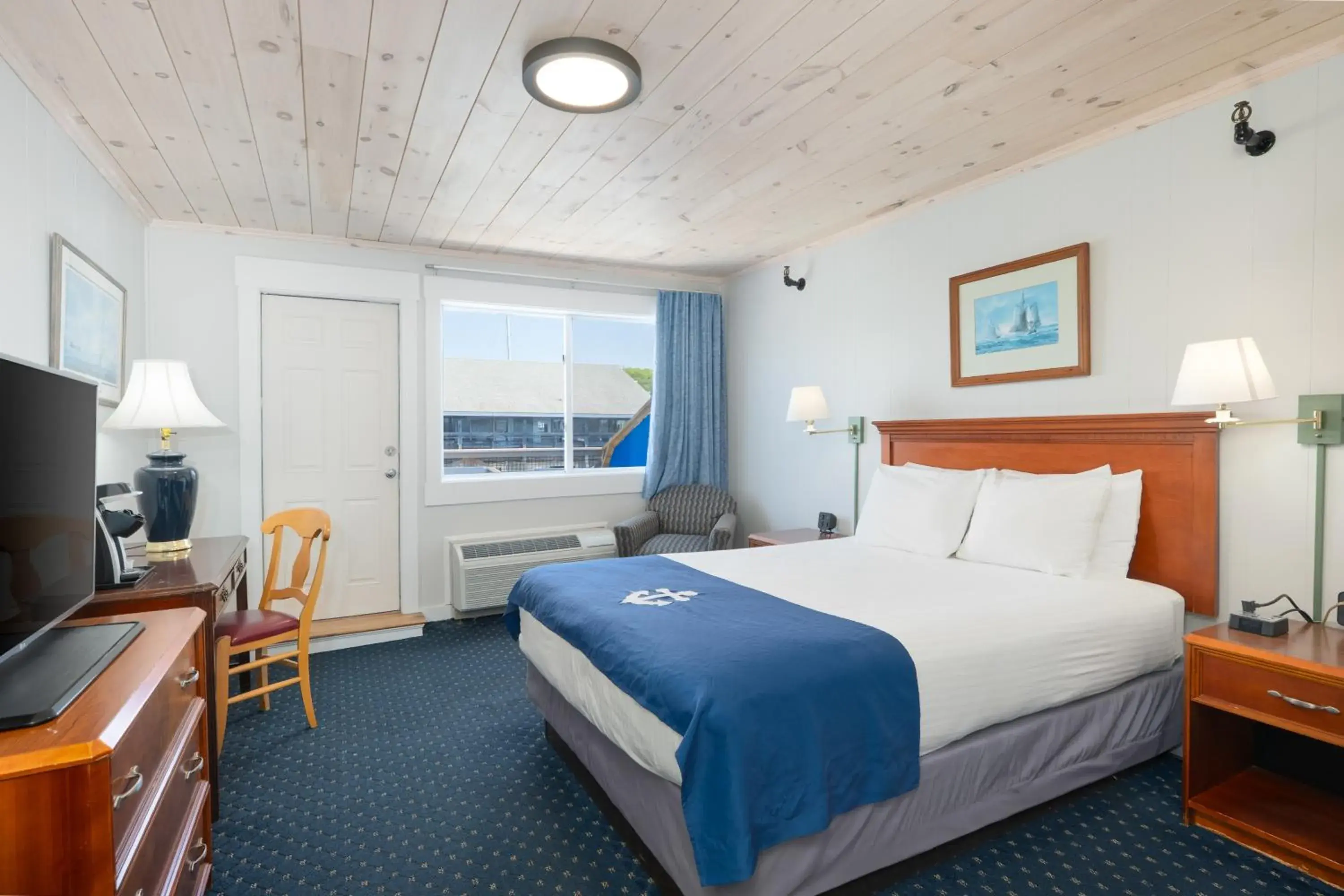 Queen Inner Harbor View in Fisherman's Wharf Inn Queen Inner Harbor View in Fisherman's Wharf Inn